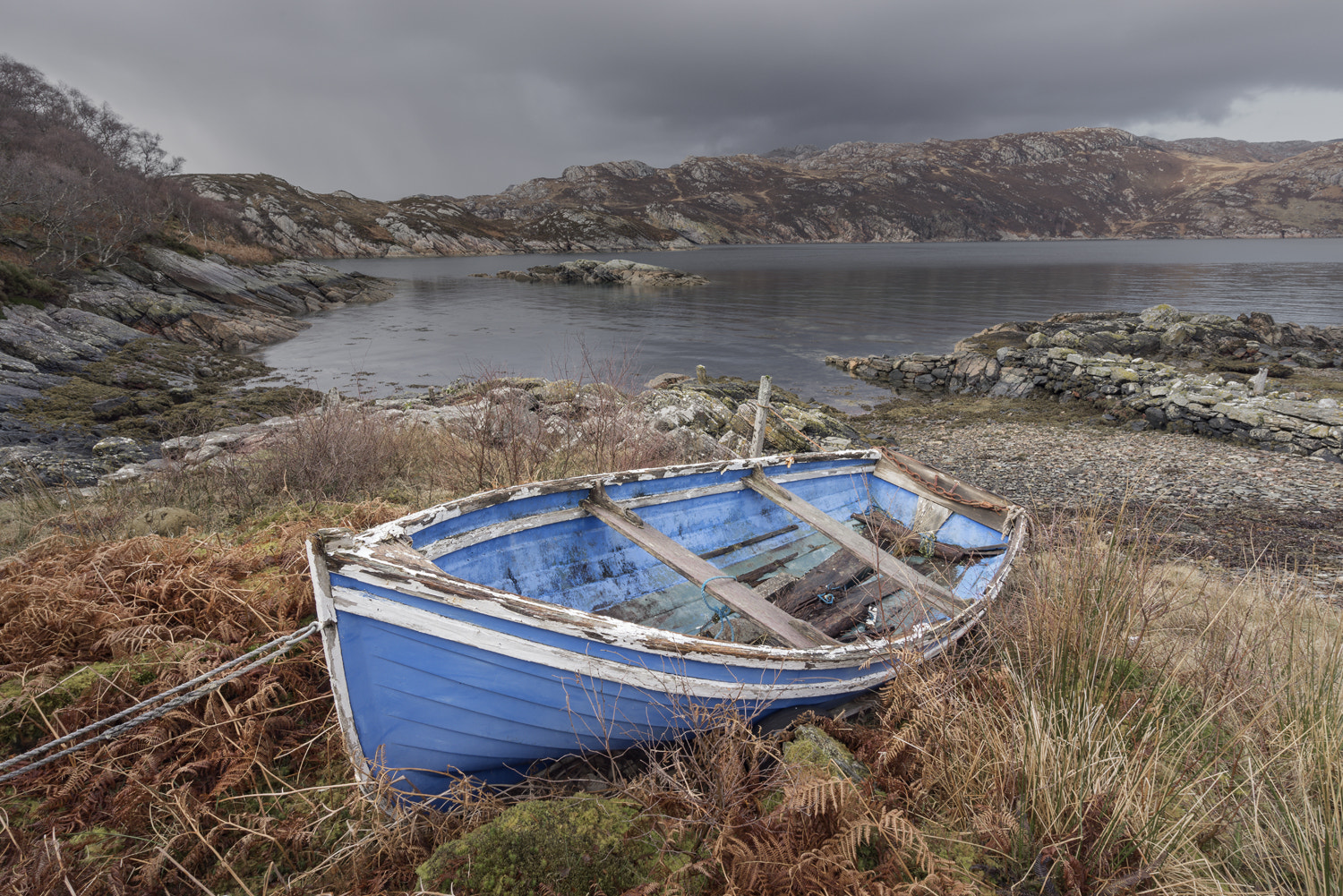 Sony a7R + Sony Vario-Tessar T* FE 16-35mm F4 ZA OSS sample photo. Blue boat photography