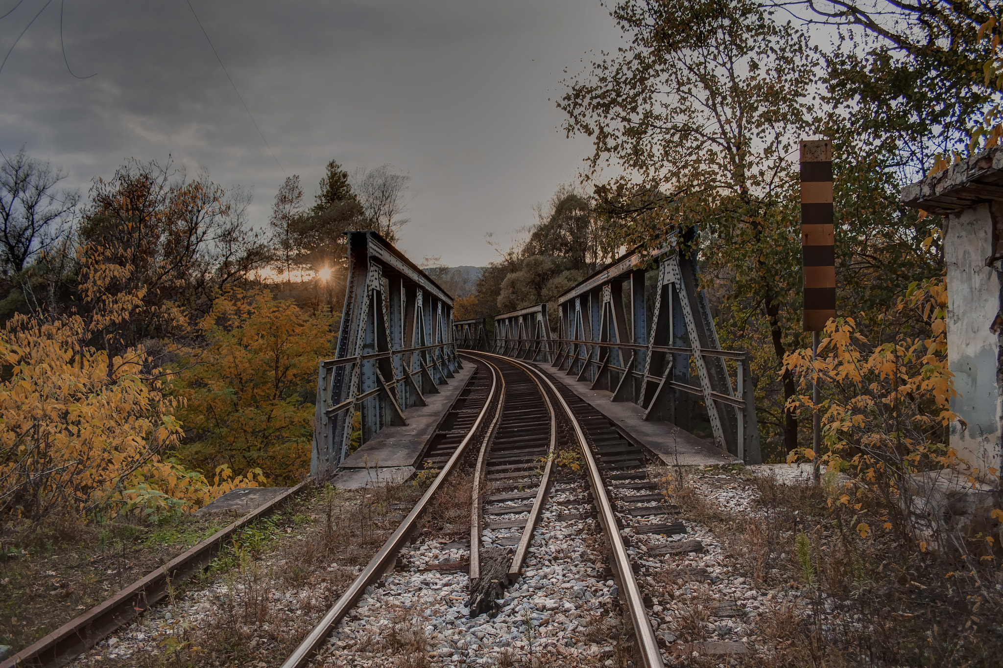 Canon EF-S 18-55mm F3.5-5.6 II sample photo. Railway bridge photography