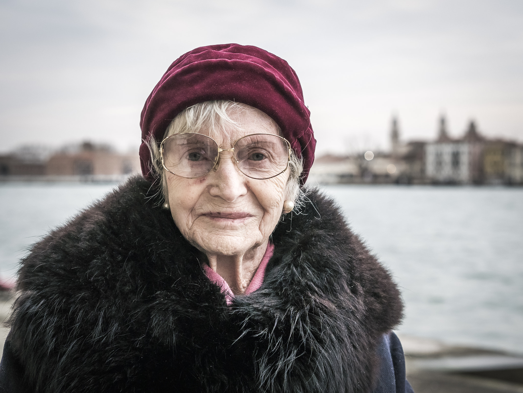 Panasonic Lumix DMC-G85 (Lumix DMC-G80) + Olympus M.Zuiko Digital 45mm F1.8 sample photo. Lady in venice photography