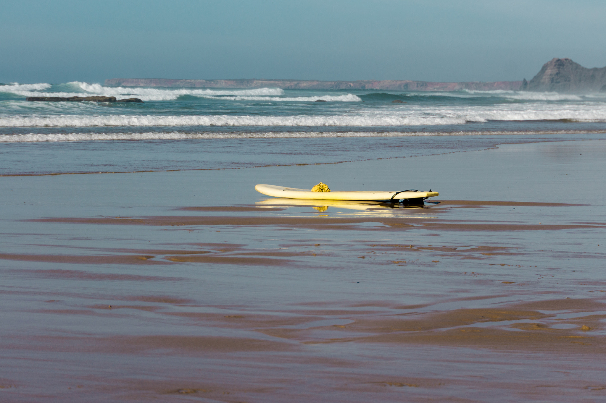 Sony Alpha NEX-5 + Sony E 18-200mm F3.5-6.3 OSS sample photo. Surfboard at the beach photography