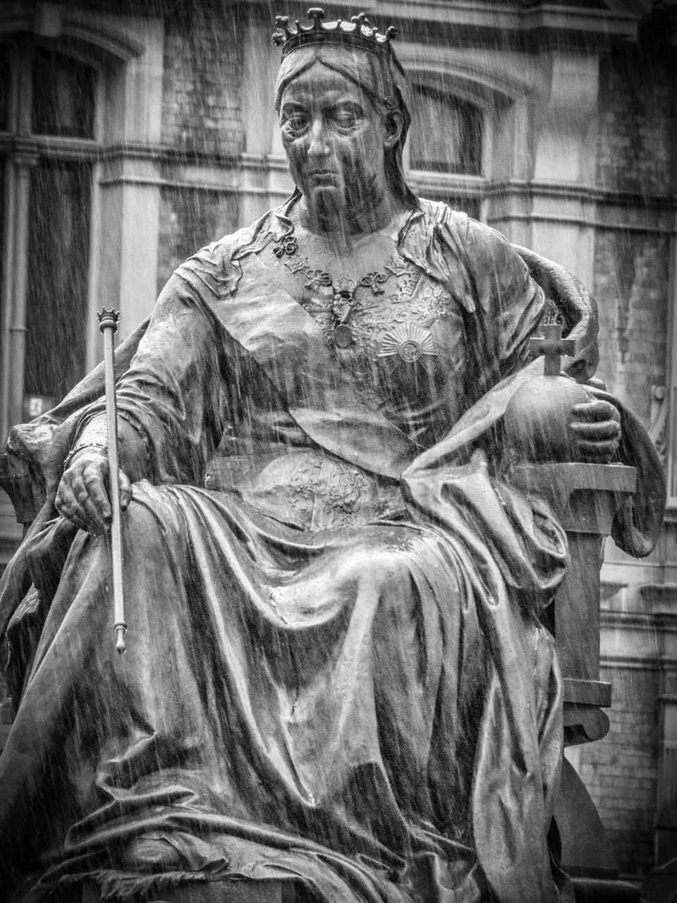 Sony Alpha NEX-7 + Sony E 18-200mm F3.5-6.3 OSS sample photo. Queen victoria in the rain - we are not amused  photography