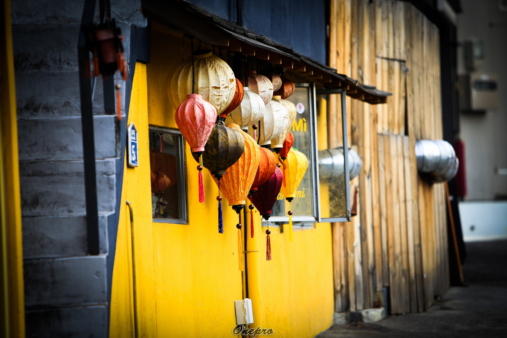 Canon EF 70-200mm F2.8L IS USM sample photo. Onepro - 노란색이 있는 가게 (a store with yellow colors) photography