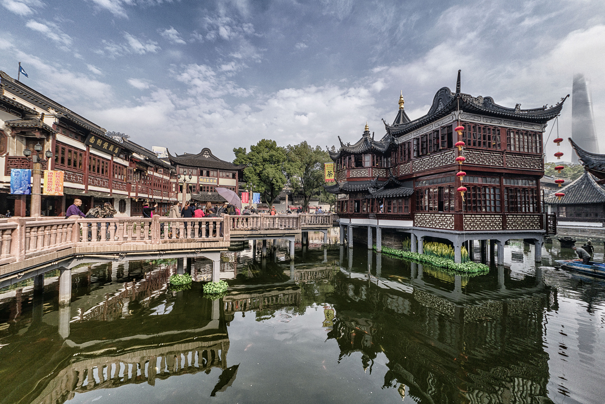 Sony FE 28mm F2 sample photo. Shanghai modern tradition photography