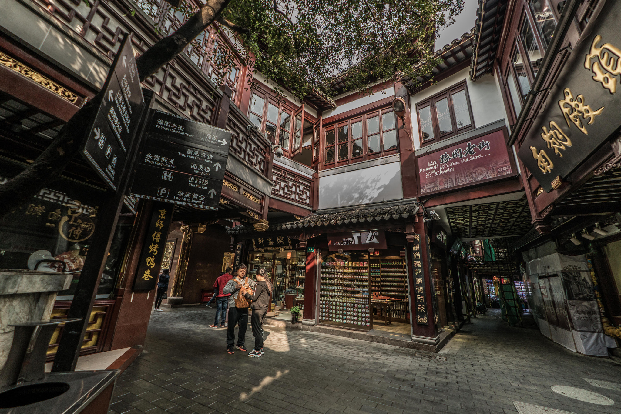 Sony FE 28mm F2 sample photo. The streets photography