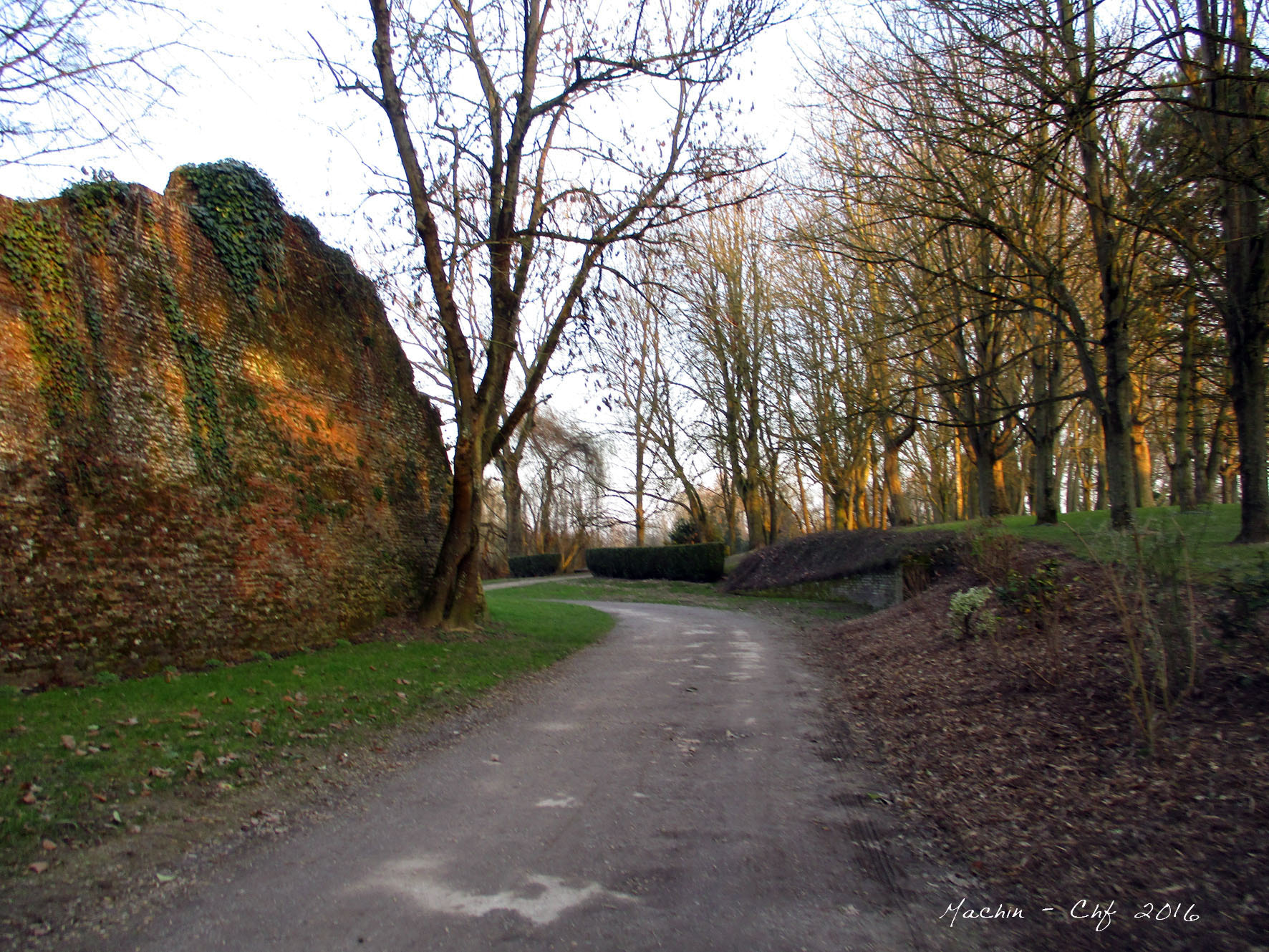 Canon PowerShot ELPH 160 (IXUS 160 / IXY 150) sample photo. Péronne, el somme, haute picardie, francia / france﻿ photography