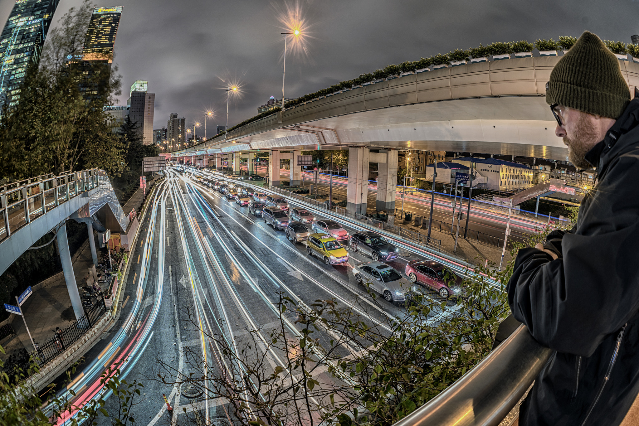Sony FE 28mm F2 sample photo. Jing'an temple intersection photography