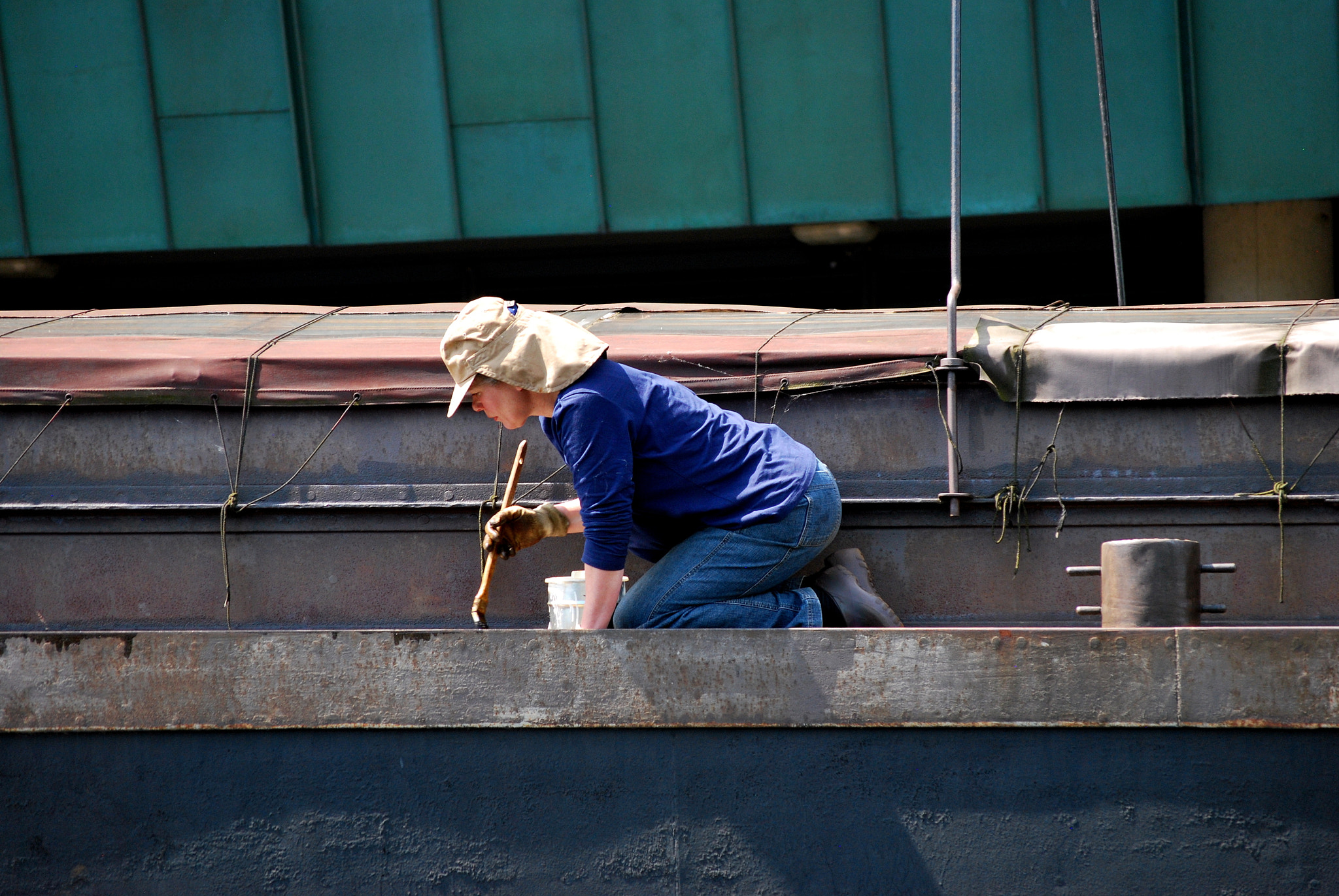 Nikon D60 + Nikon AF-S DX Nikkor 55-200mm F4-5.6G VR sample photo. Female dock worker. photography