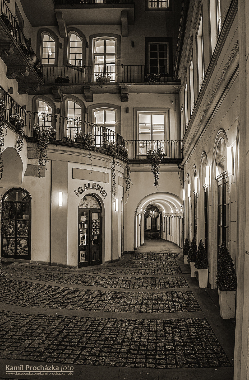 Sigma 18-200mm f/3.5-6.3 DC OS sample photo. Průchod z malého náměstí bw photography