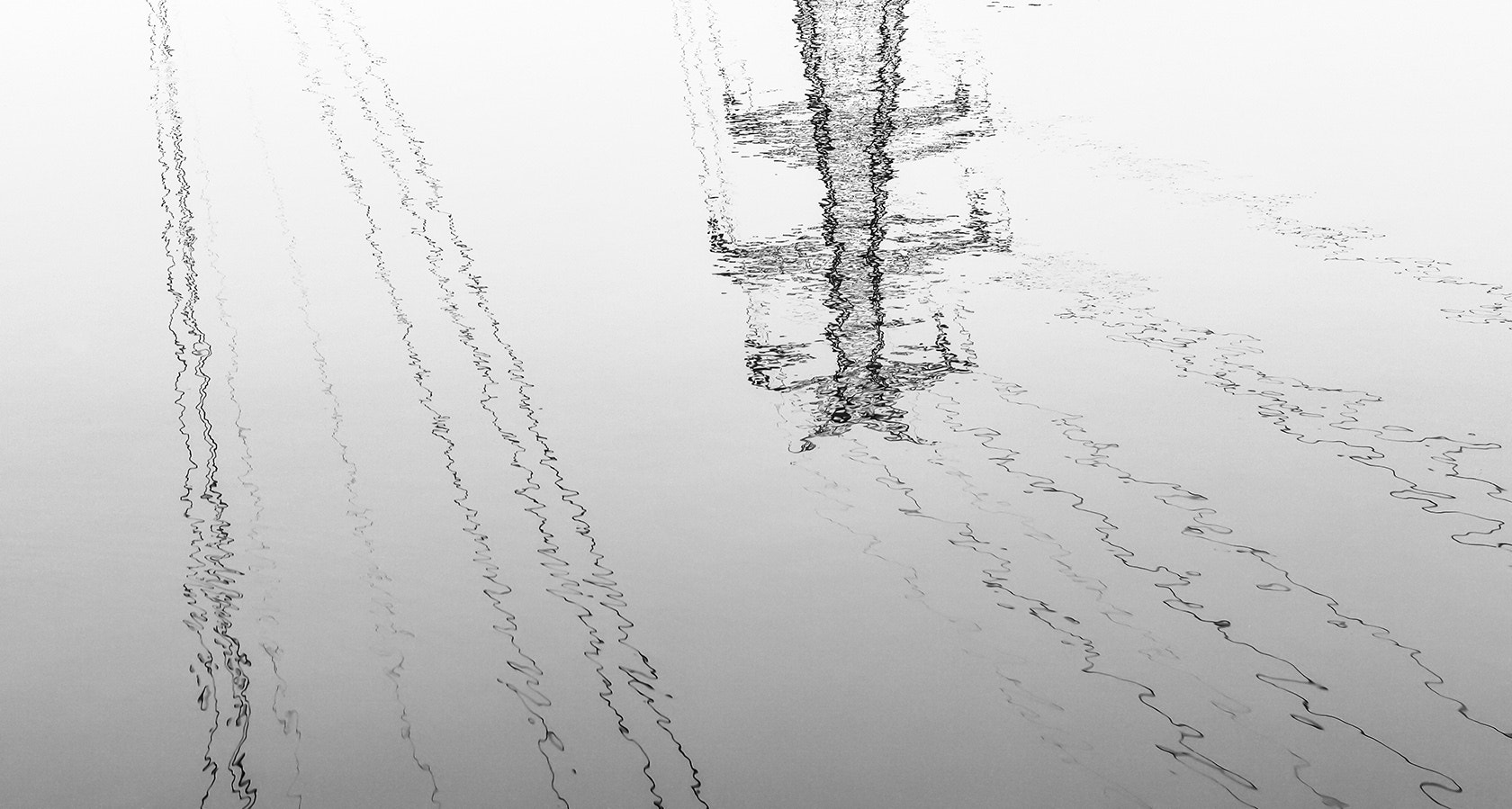 Canon EF 24-70mm F4L IS USM sample photo. 倒影的高压电线 photography