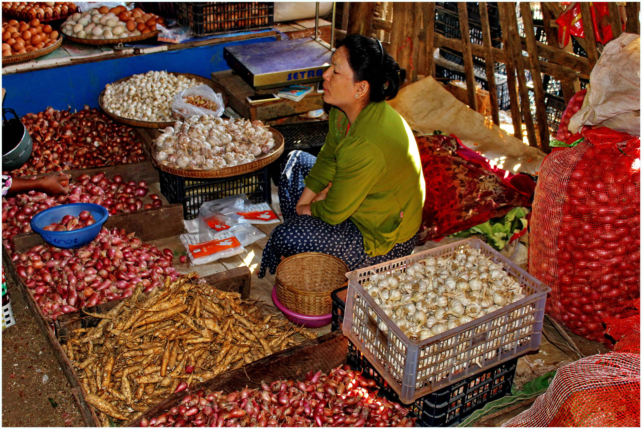 Canon EF-S 18-55mm F3.5-5.6 IS sample photo. Bagan market photography