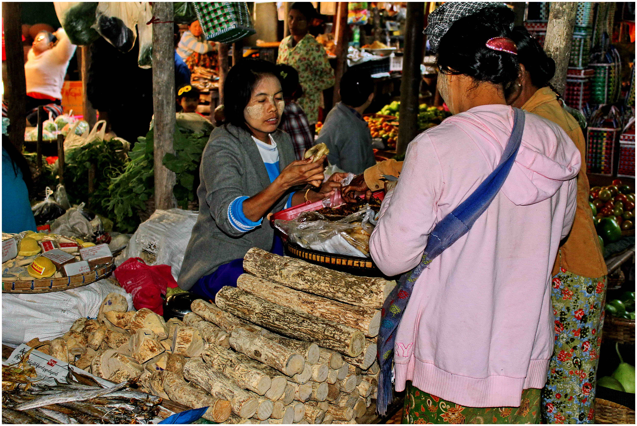 Canon EF-S 18-55mm F3.5-5.6 IS sample photo. Bagan market photography