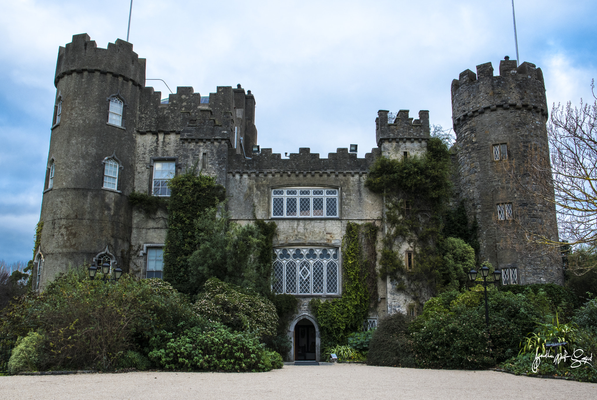 Nikon D5500 + Sigma 17-70mm F2.8-4 DC Macro OS HSM | C sample photo. Cloudy day at malahide castle photography