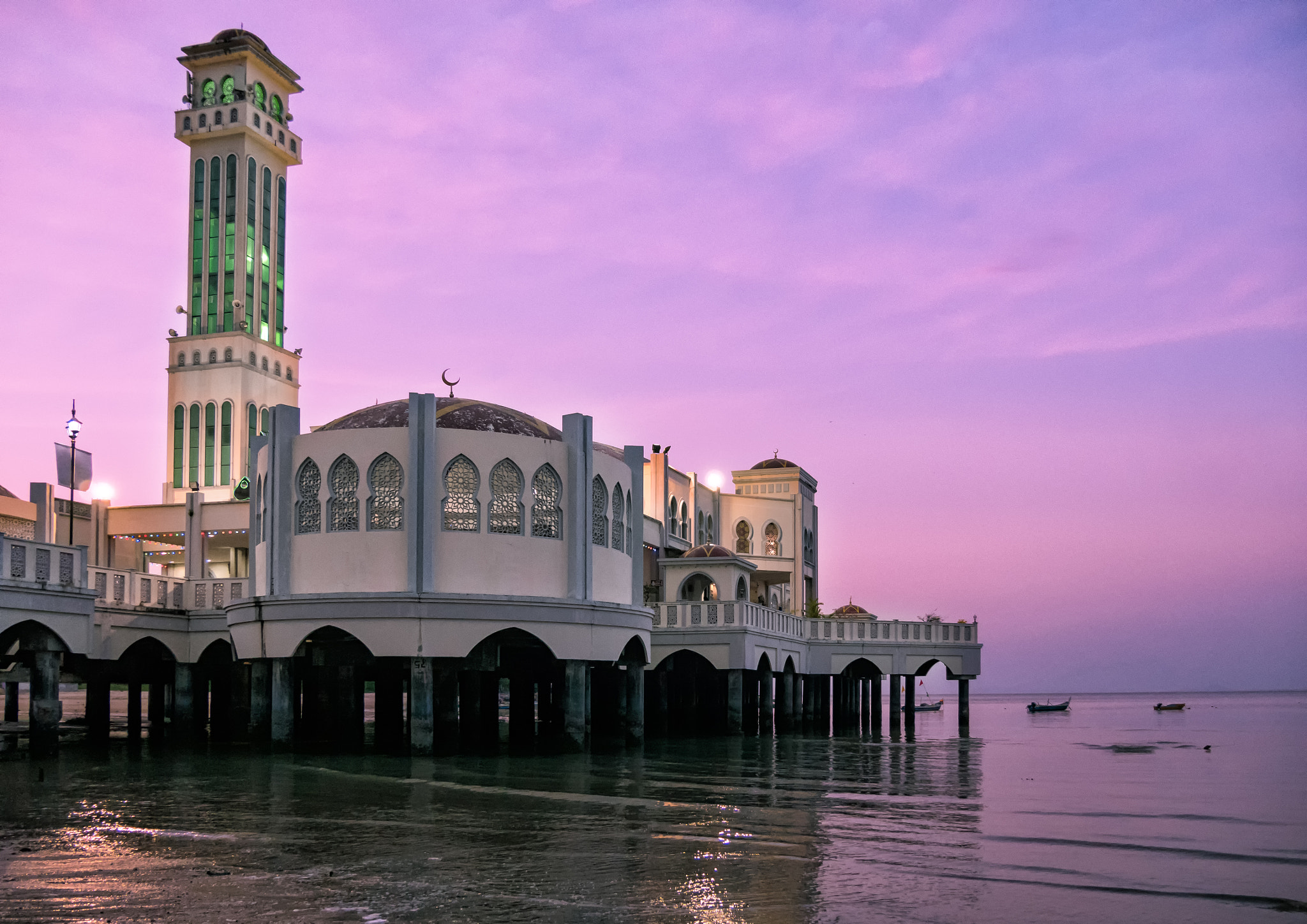 Panasonic Lumix DMC-G7 sample photo. Penang's floating mosque at sunset photography