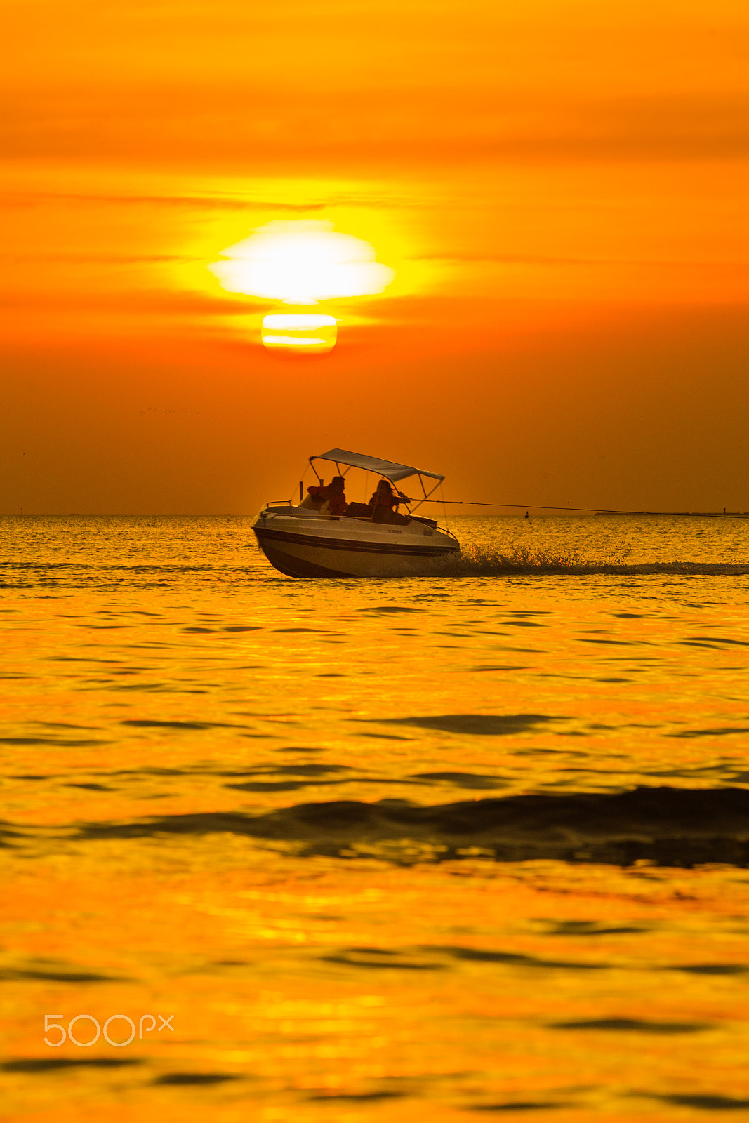 Canon EOS-1D Mark IV + Canon EF 80-200mm f/2.8L sample photo. Boat on sea sunset photography