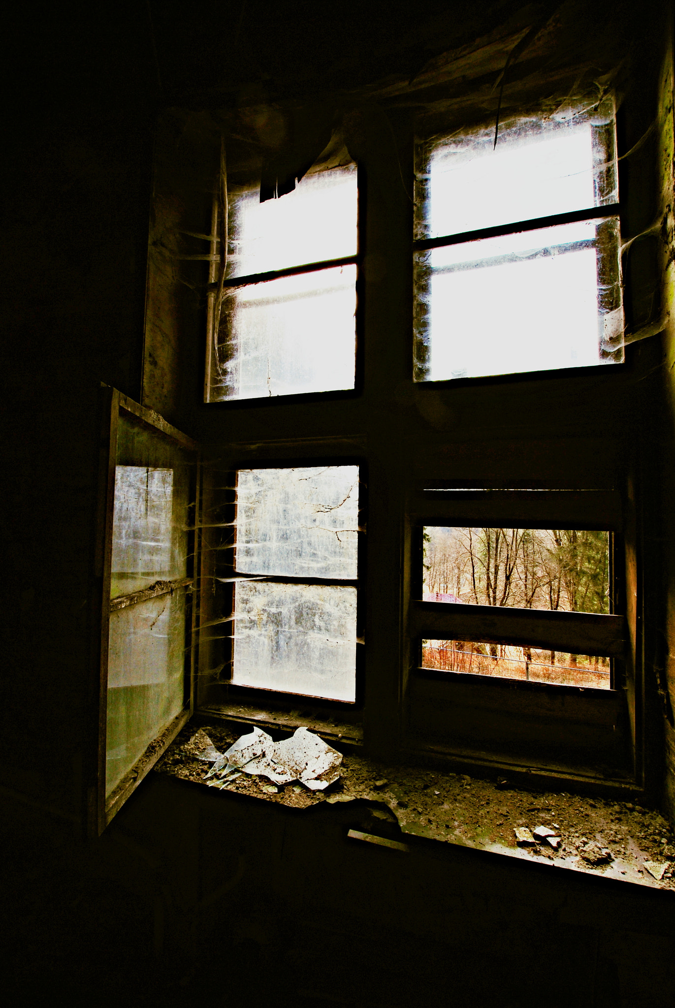 Nikon D3000 + Sigma 10-20mm F3.5 EX DC HSM sample photo. Spooky window photography