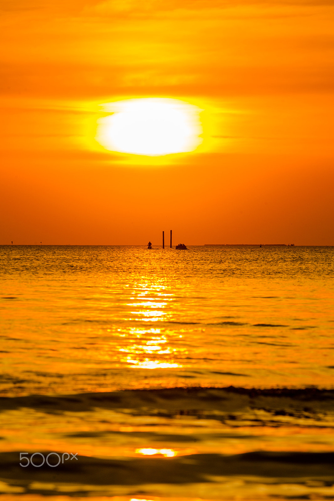 Canon EOS-1D Mark IV sample photo. Boat on line sky photography