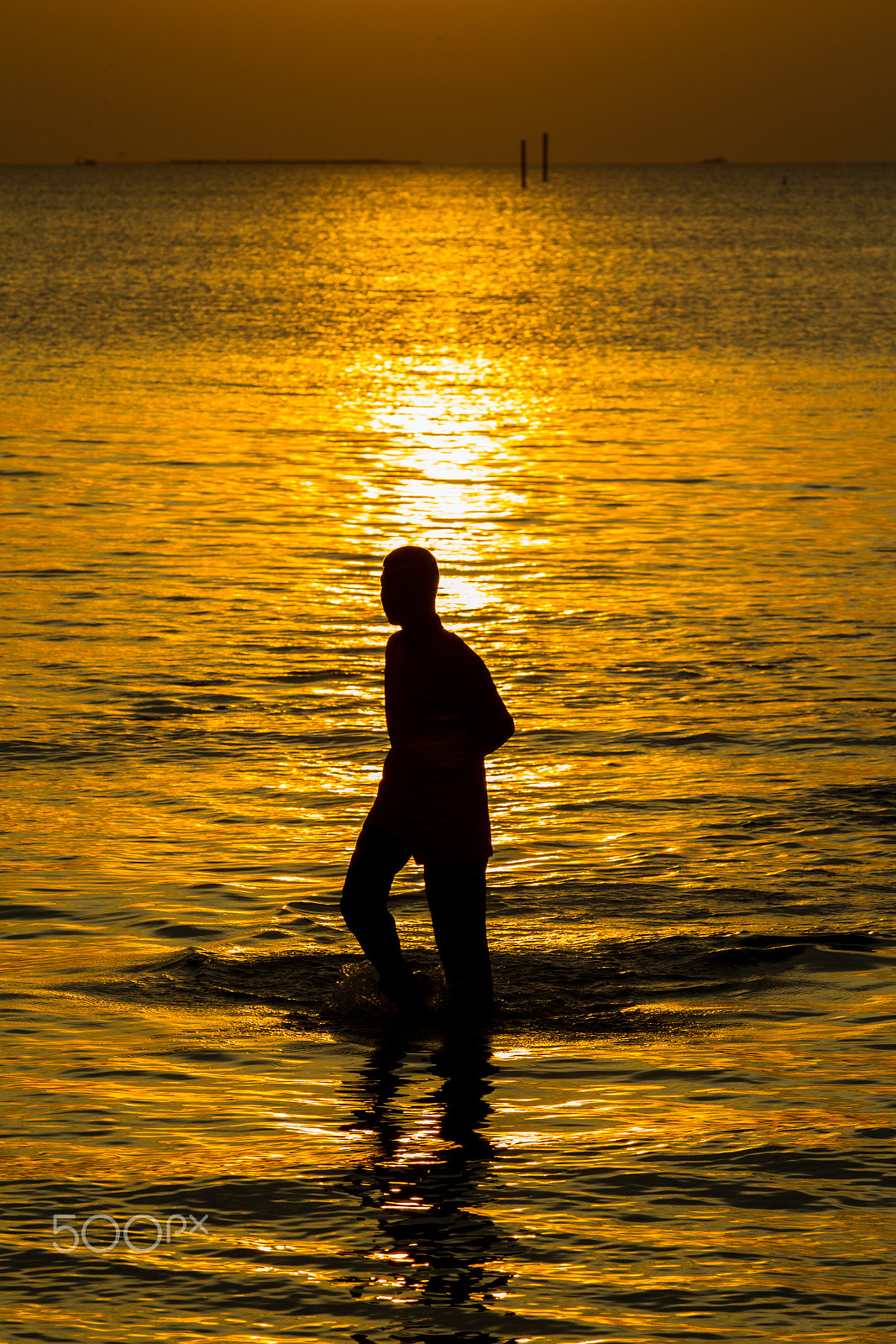Canon EOS-1D Mark IV + Canon EF 80-200mm f/2.8L sample photo. People silhouette in sea photography