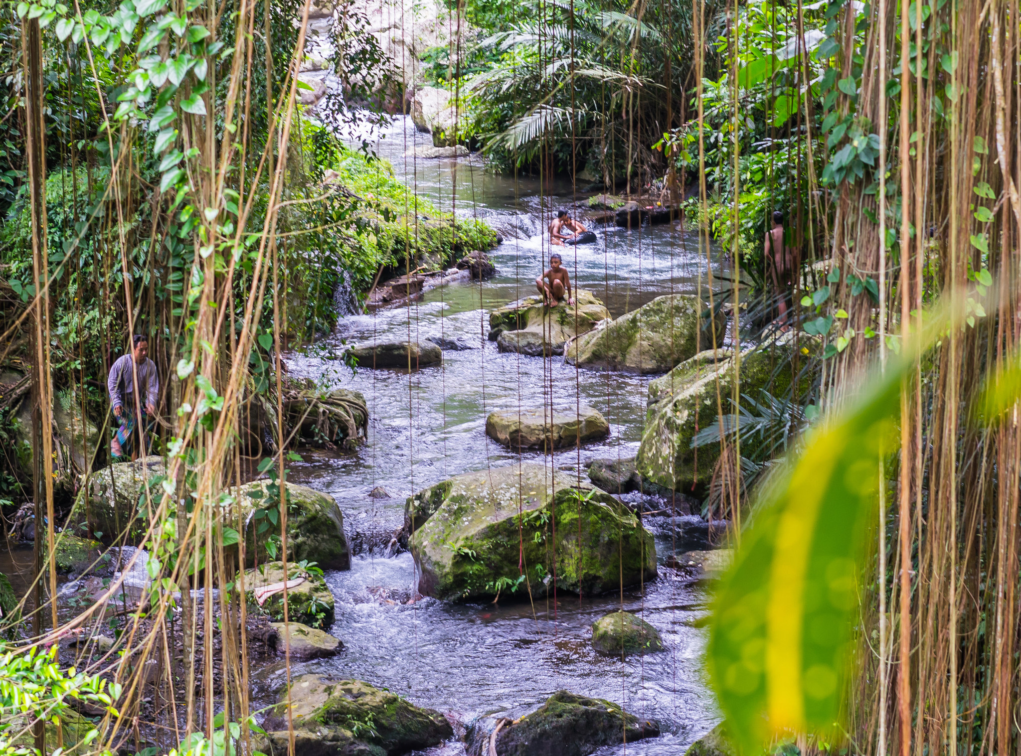Sony a7R + Sony Sonnar T* FE 55mm F1.8 ZA sample photo. Kids bathing in bali photography