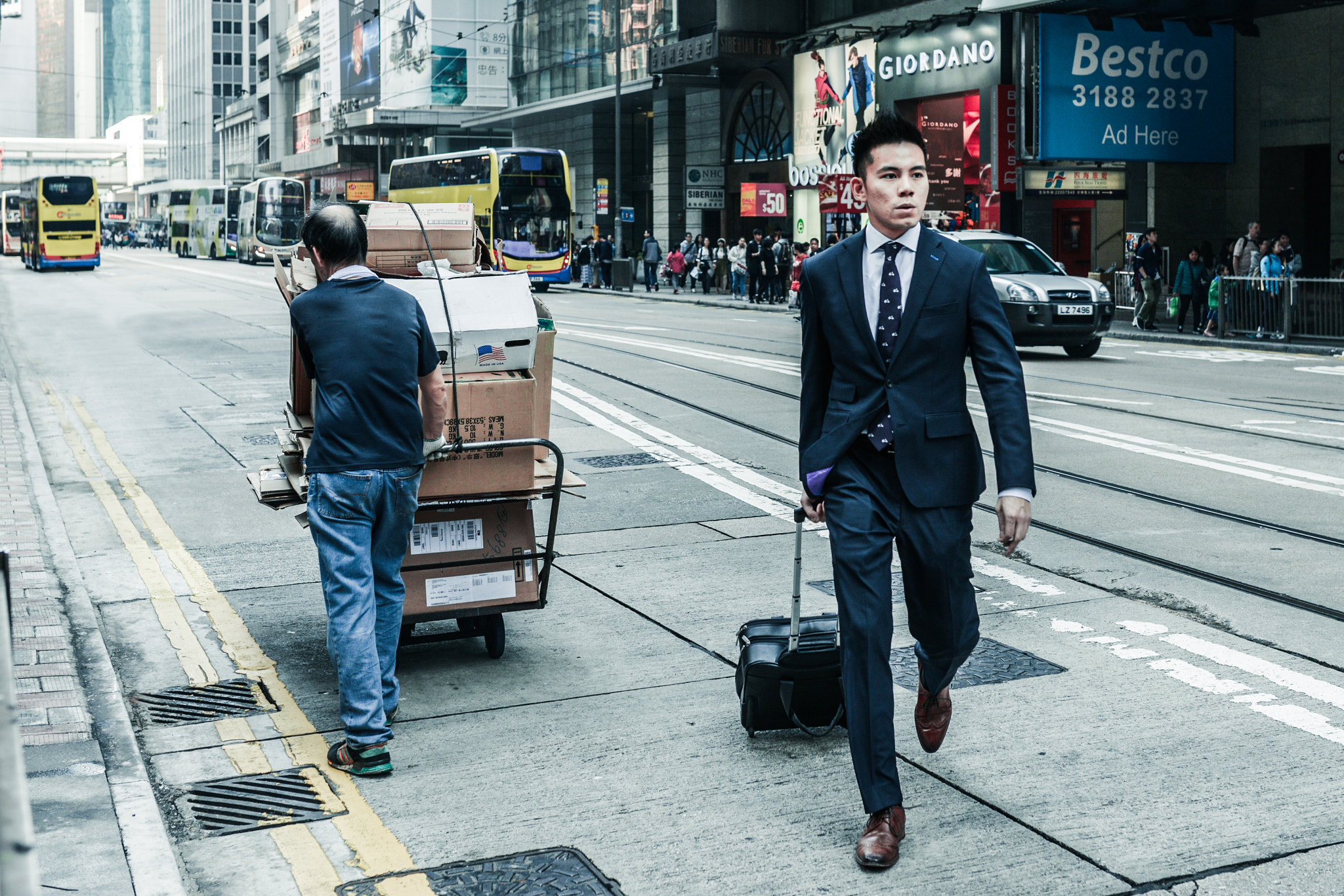 Nikon D800 + Sigma 35mm F1.4 DG HSM Art sample photo. Man and man. in central, hongkong. photography