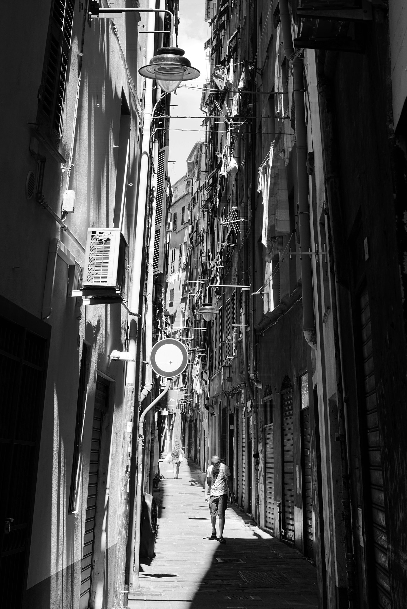 Sony a7R + Sony Vario Tessar T* FE 24-70mm F4 ZA OSS sample photo. Streets of genoa photography