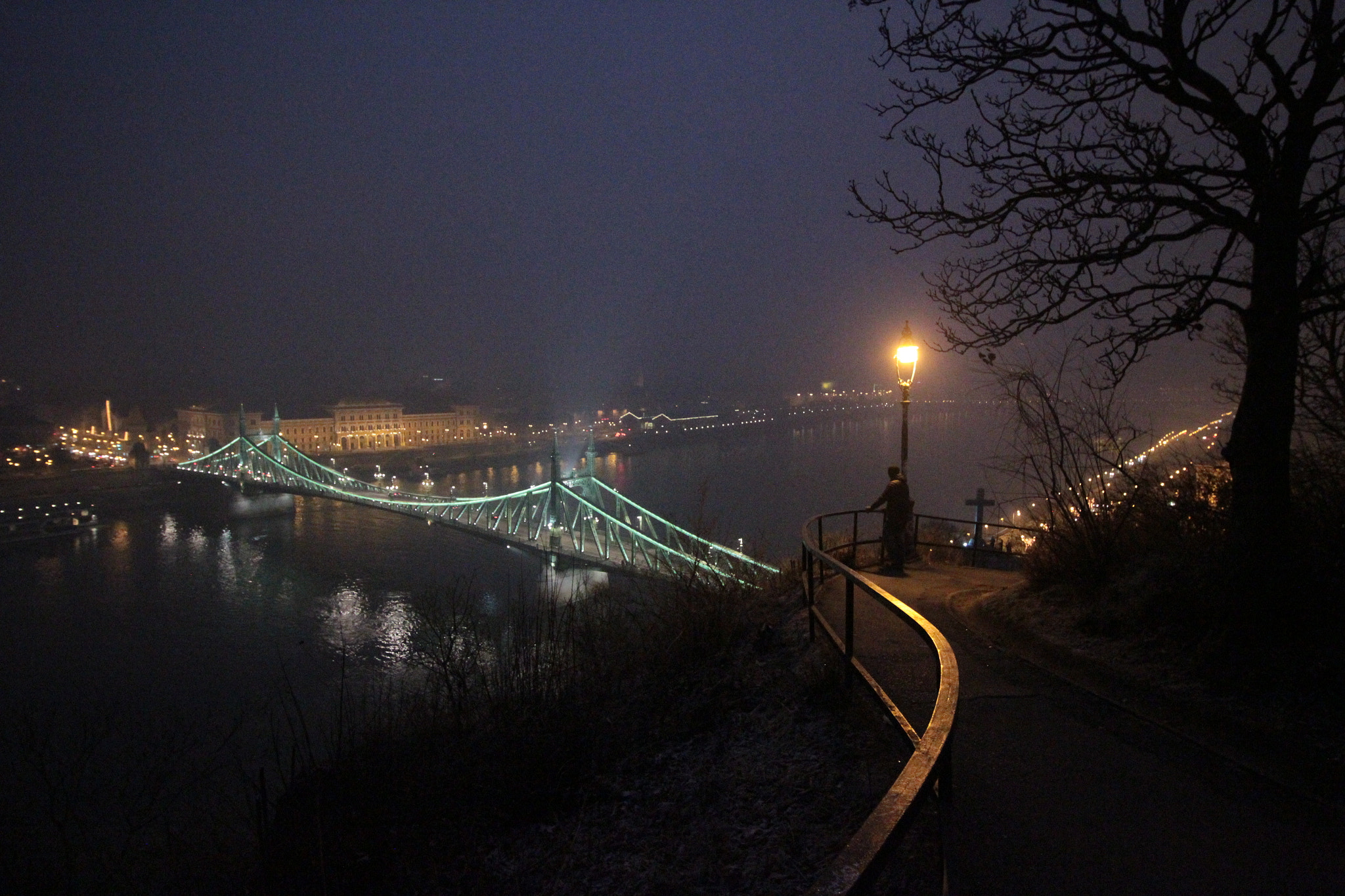 Canon EOS 550D (EOS Rebel T2i / EOS Kiss X4) sample photo. Walk over the budapest - gloomy sunday photography