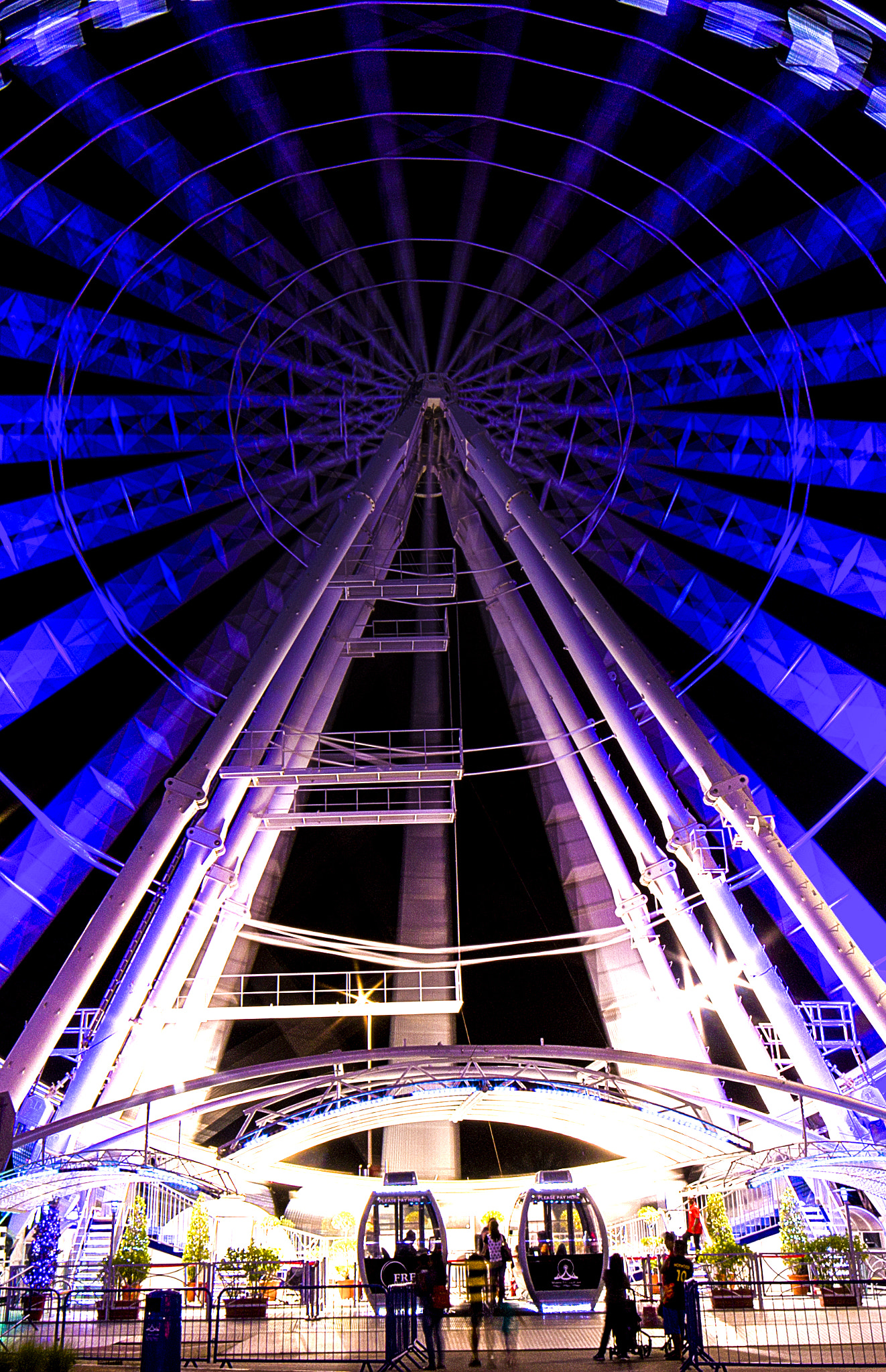Samyang 14mm F2.8 ED AS IF UMC sample photo. The vibrant ferris wheel photography