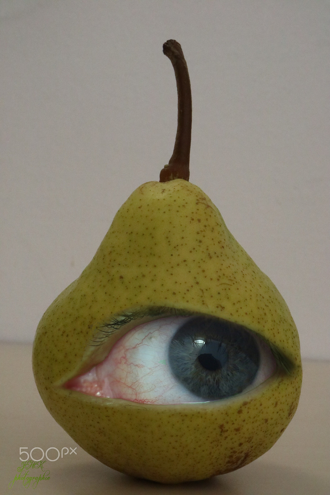 Canon EOS M3 + Canon EF-S 18-55mm F3.5-5.6 IS STM sample photo. The eye in pear photography