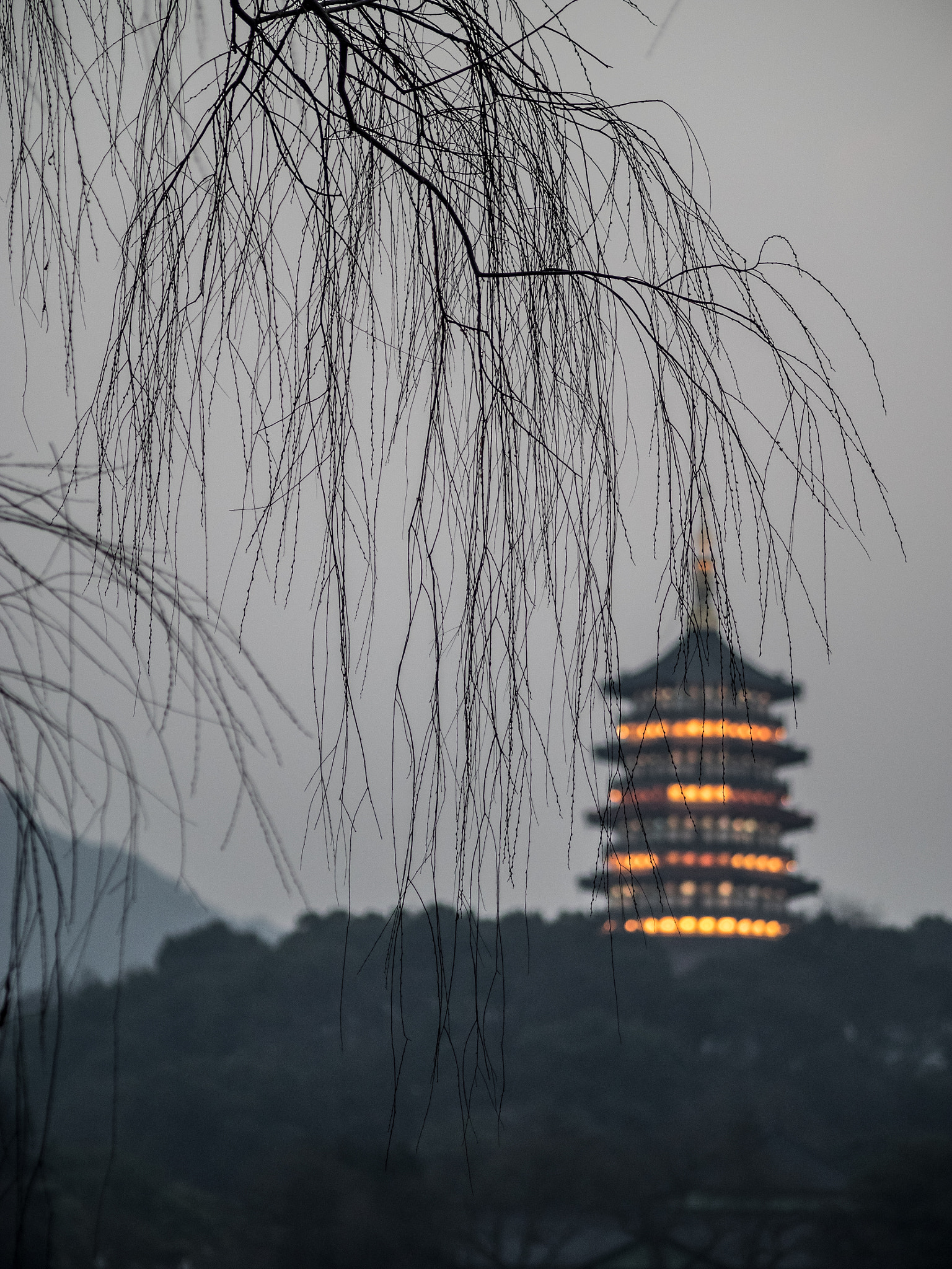 Olympus OM-D E-M1 + Olympus M.Zuiko Digital ED 75mm F1.8 sample photo. Leifeng pagoda | 晚来清柳廋 photography