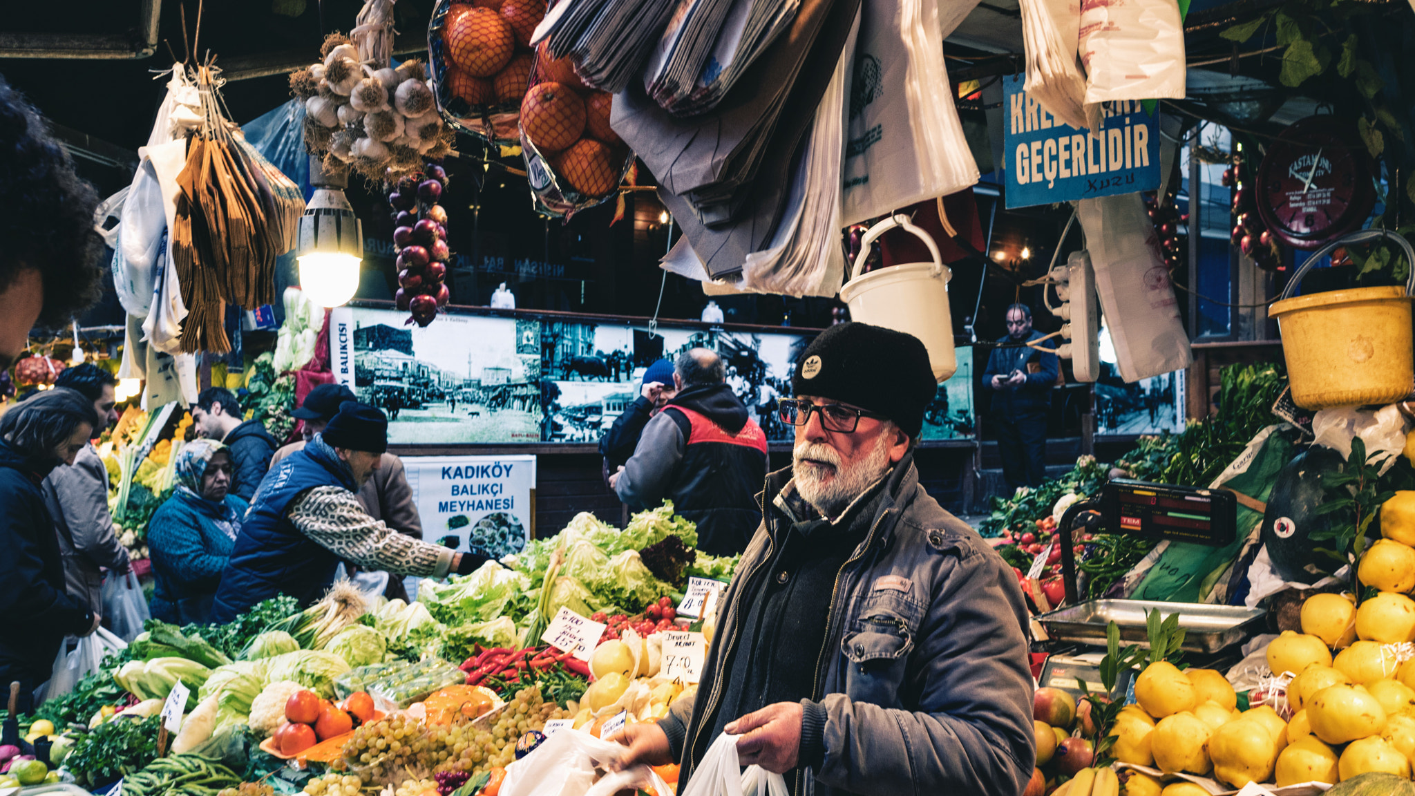 Sony a6300 + Sony Sonnar T* E 24mm F1.8 ZA sample photo. Turkish bazaar photography