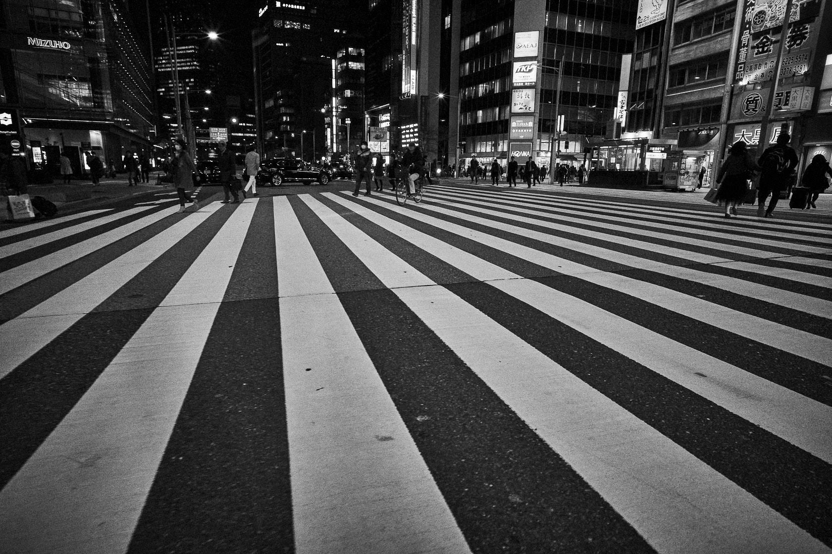 Sony a7 II sample photo. Crosswalk tokyo station photography
