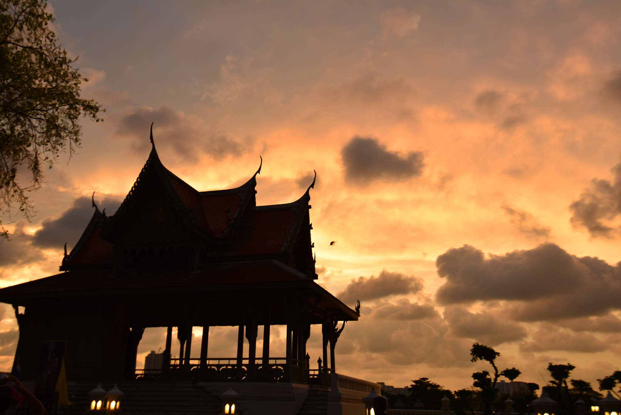 Nikon AF-S Nikkor 16-35mm F4G ED VR sample photo. Santi chai prakan pavilion, public park, bangkok, thailand photography