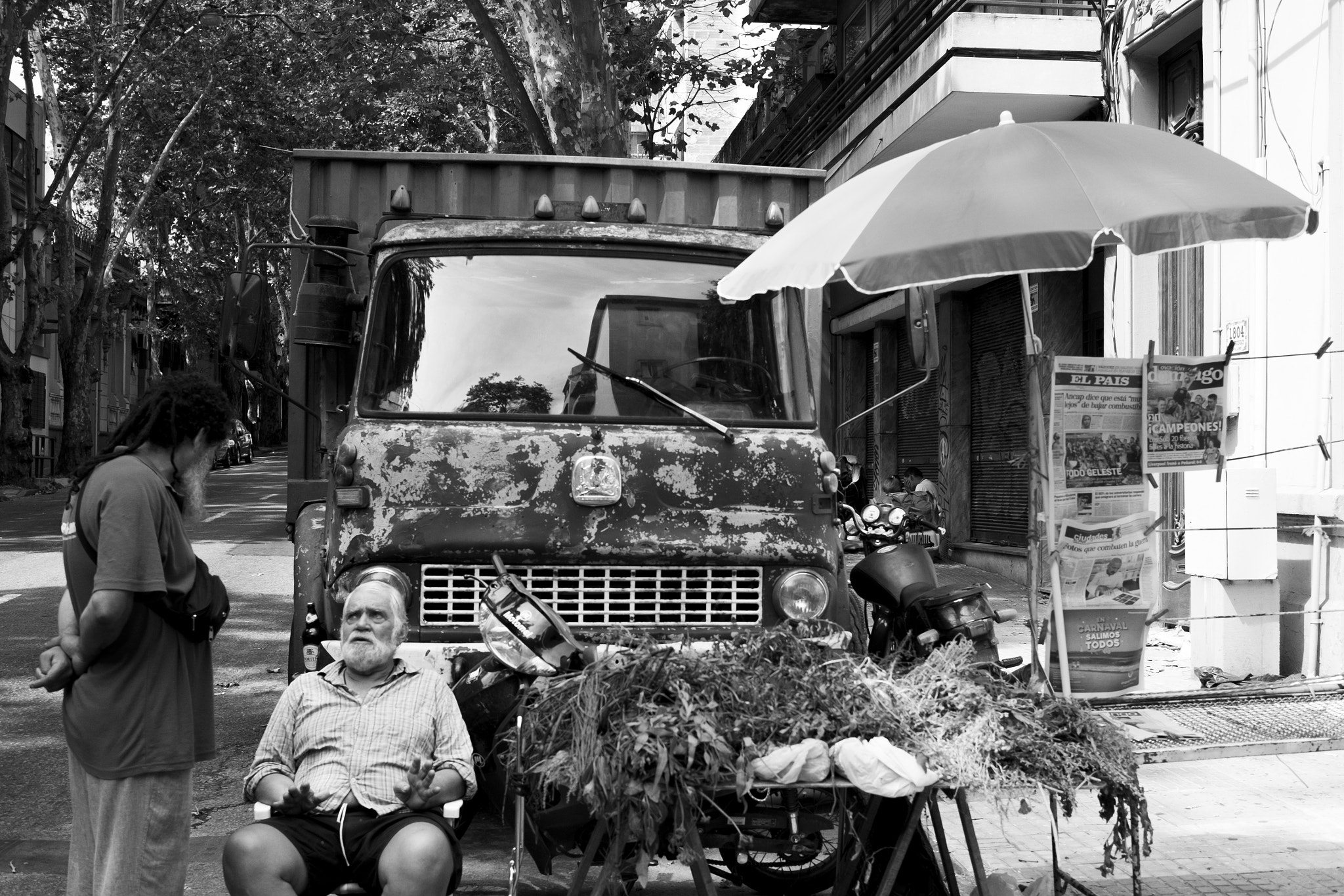 Fujifilm XF 27mm F2.8 sample photo. Montevideo street photography