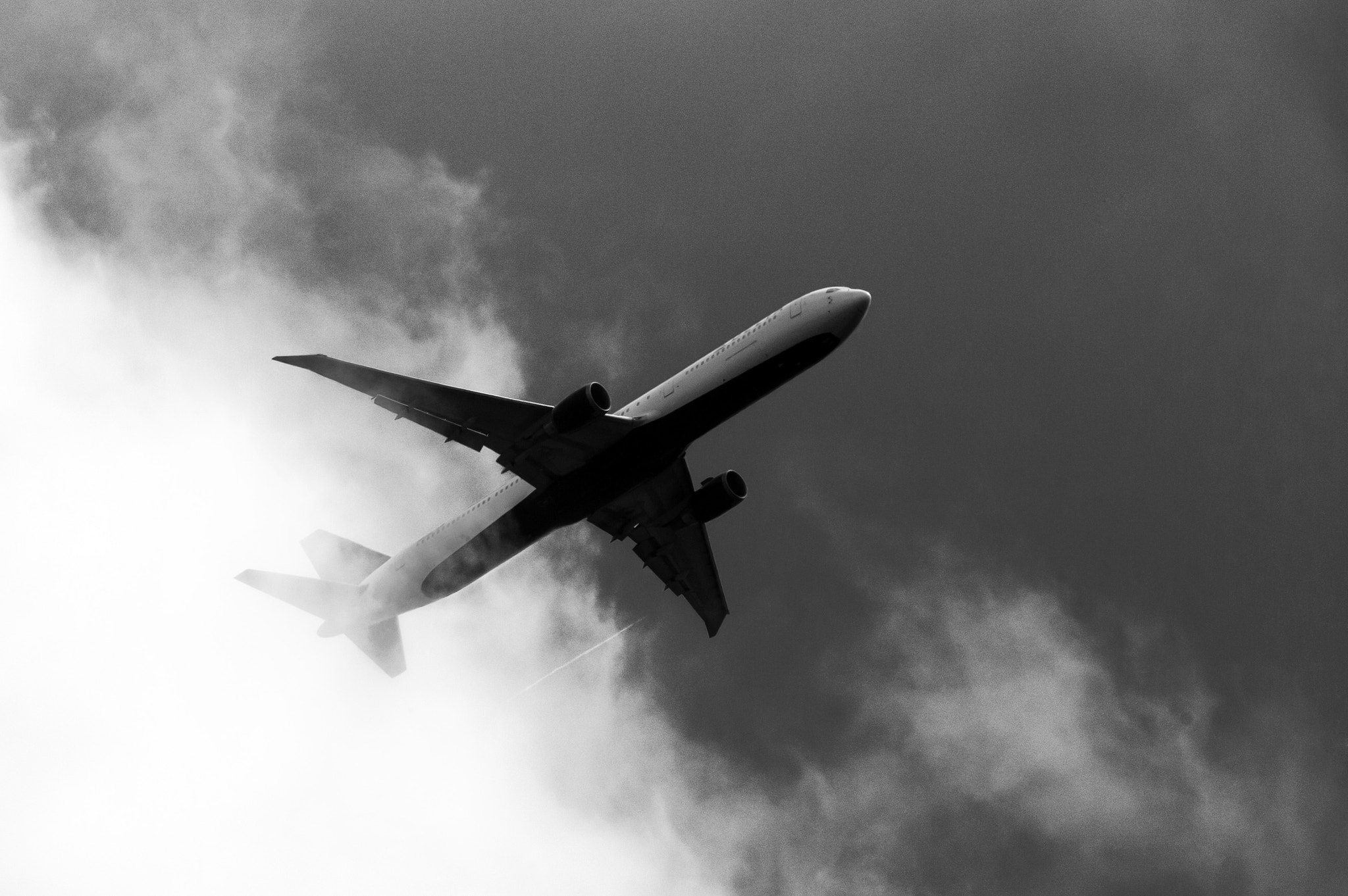 Nikon AF-S Nikkor 300mm F2.8G ED VR II sample photo. Delta airlines photography