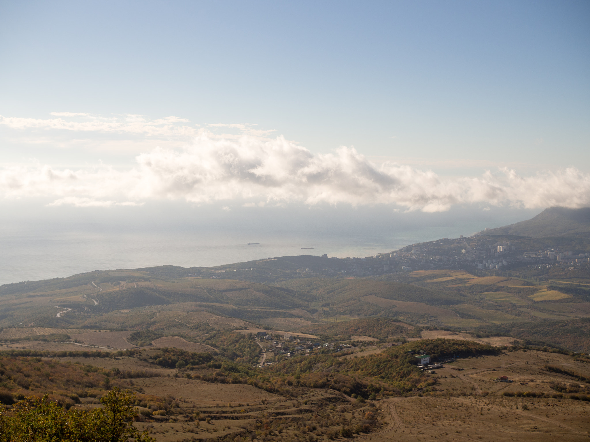 Olympus OM-D E-M10 + Olympus M.Zuiko Digital 25mm F1.8 sample photo. Autumn, crimea photography