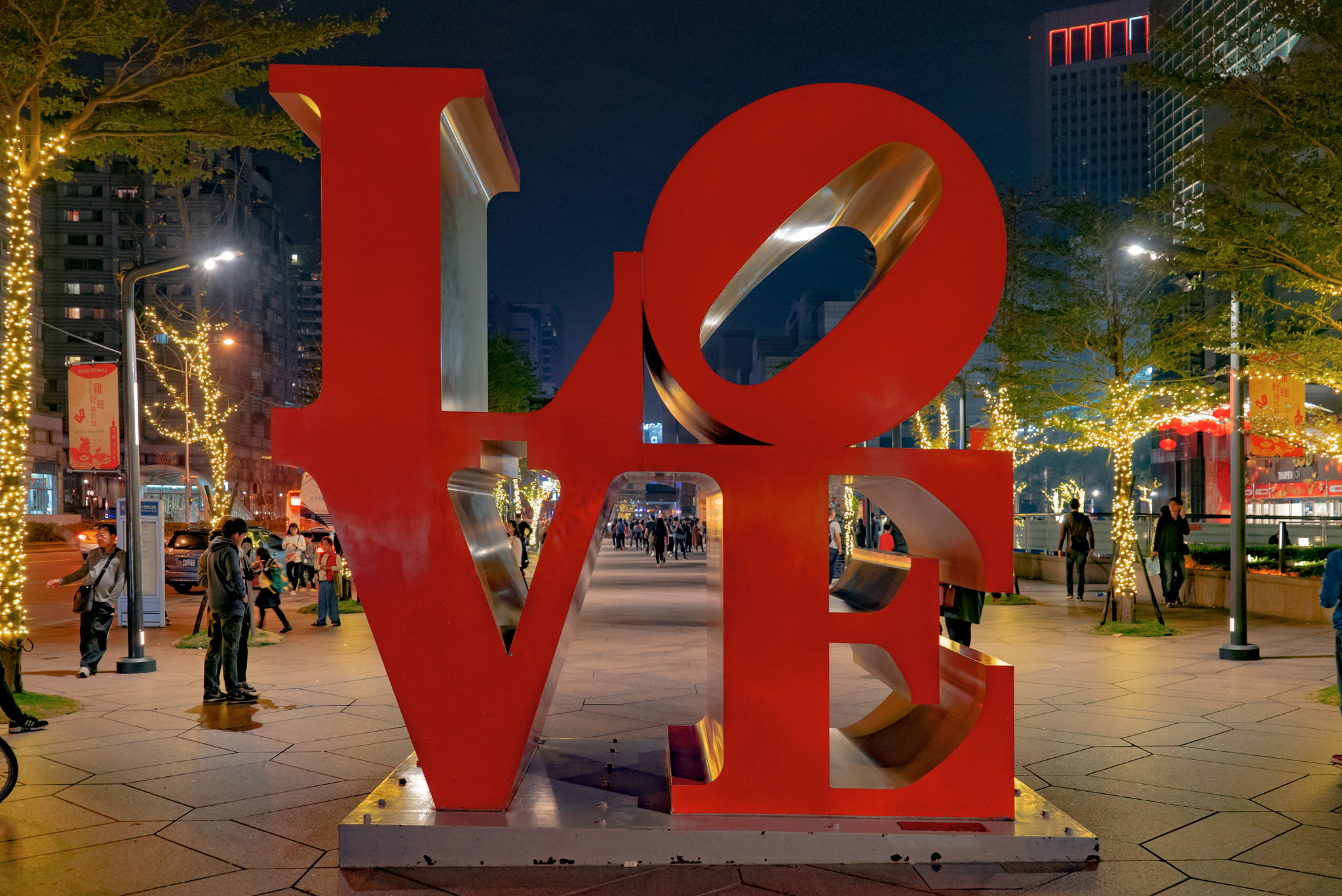 Sony a7S II + Sony Vario Tessar T* FE 24-70mm F4 ZA OSS sample photo. Love taipei photography
