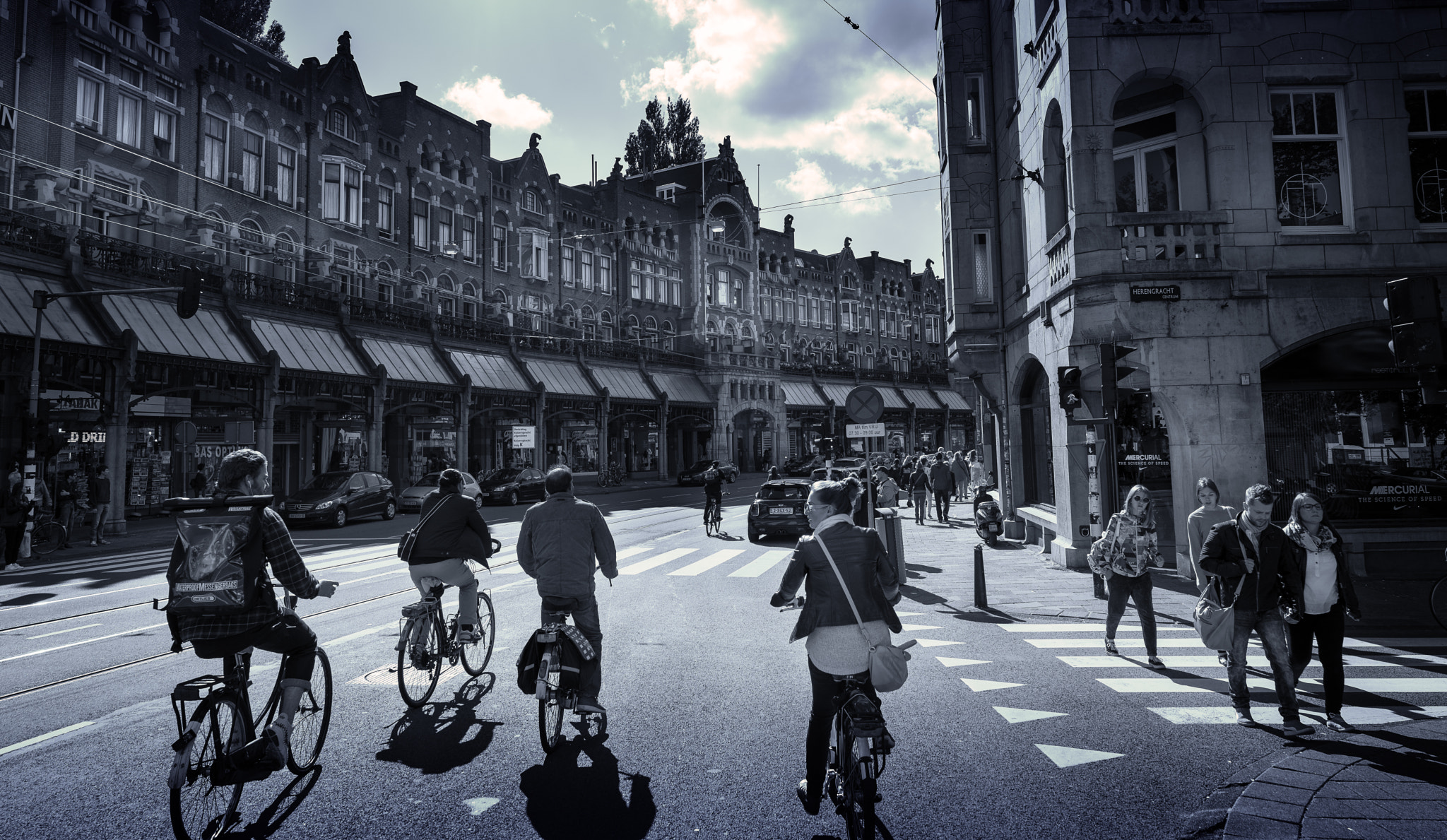 ZEISS Batis 25mm F2 sample photo. Amsterdam cycling photography