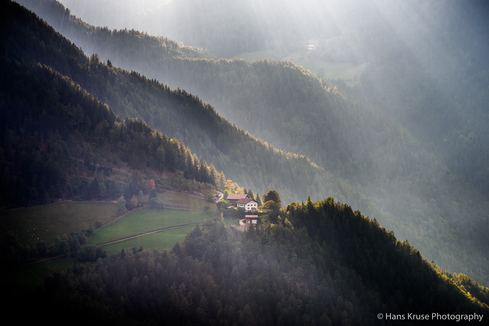 Nikon AF-S Nikkor 70-200mm F4G ED VR sample photo. Living in the mountains photography