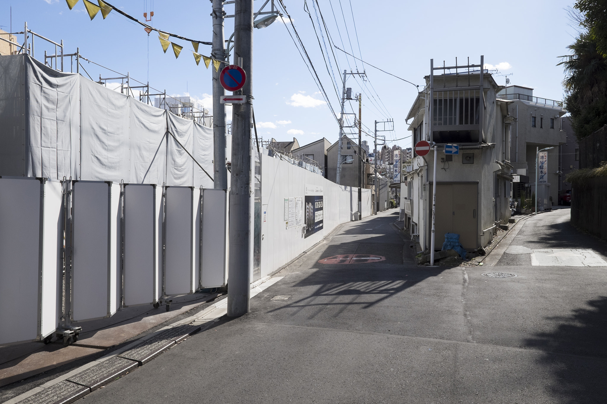 Fujifilm X-T1 + Fujifilm XF 14mm F2.8 R sample photo. Tokyo.港区西麻布　青山墓地裏 photography