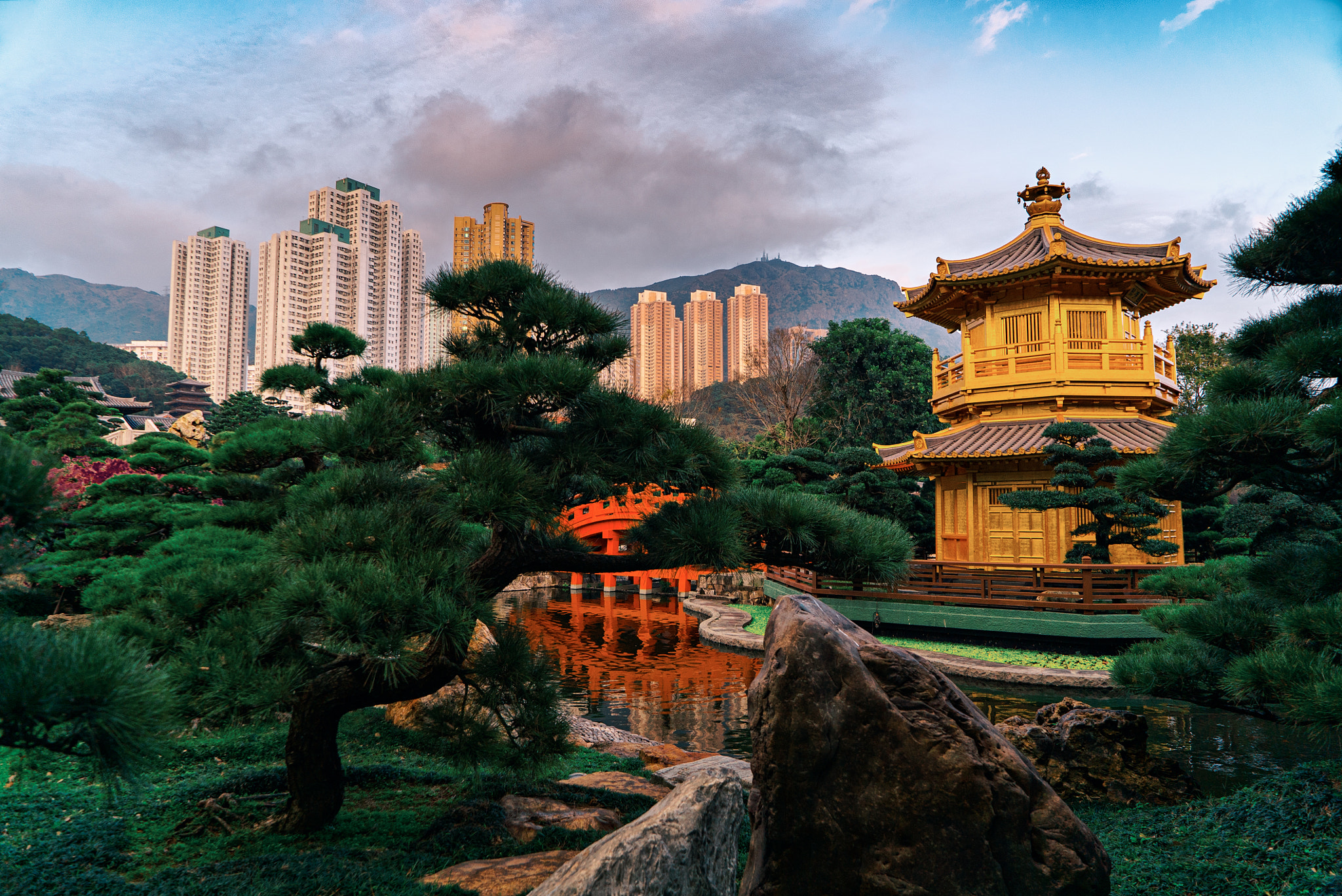 Sony a7S II + Sony Vario Tessar T* FE 24-70mm F4 ZA OSS sample photo. Nan lian garden the pavilion of absolute perfection photography