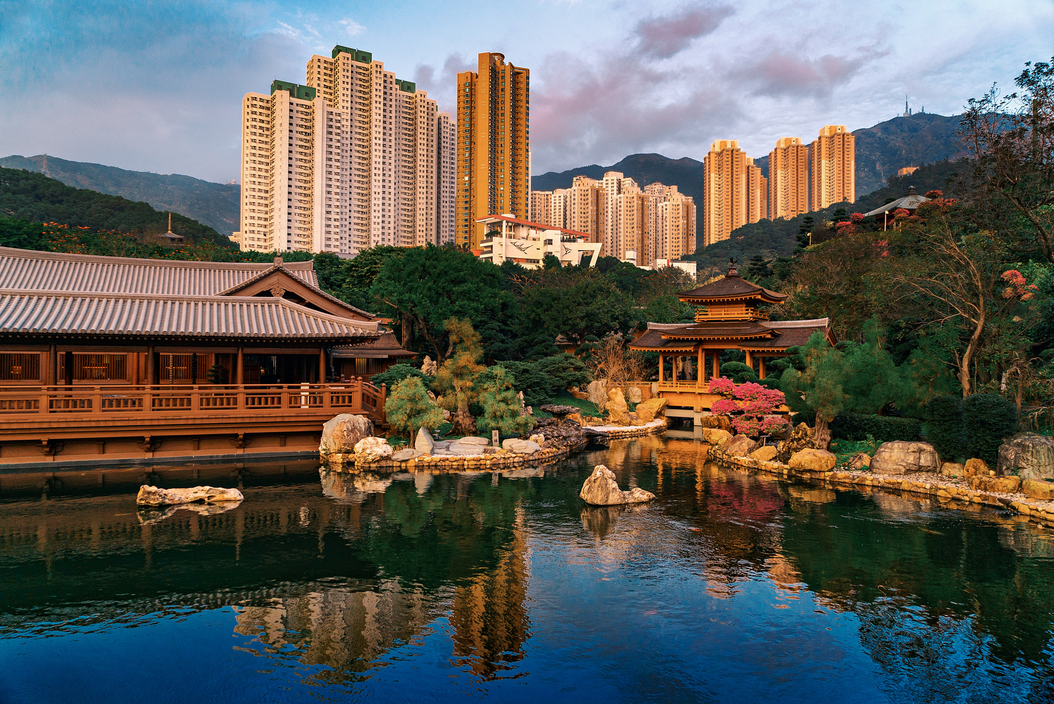 Sony a7S II + Sony Vario Tessar T* FE 24-70mm F4 ZA OSS sample photo. Nan lian garden lake photography