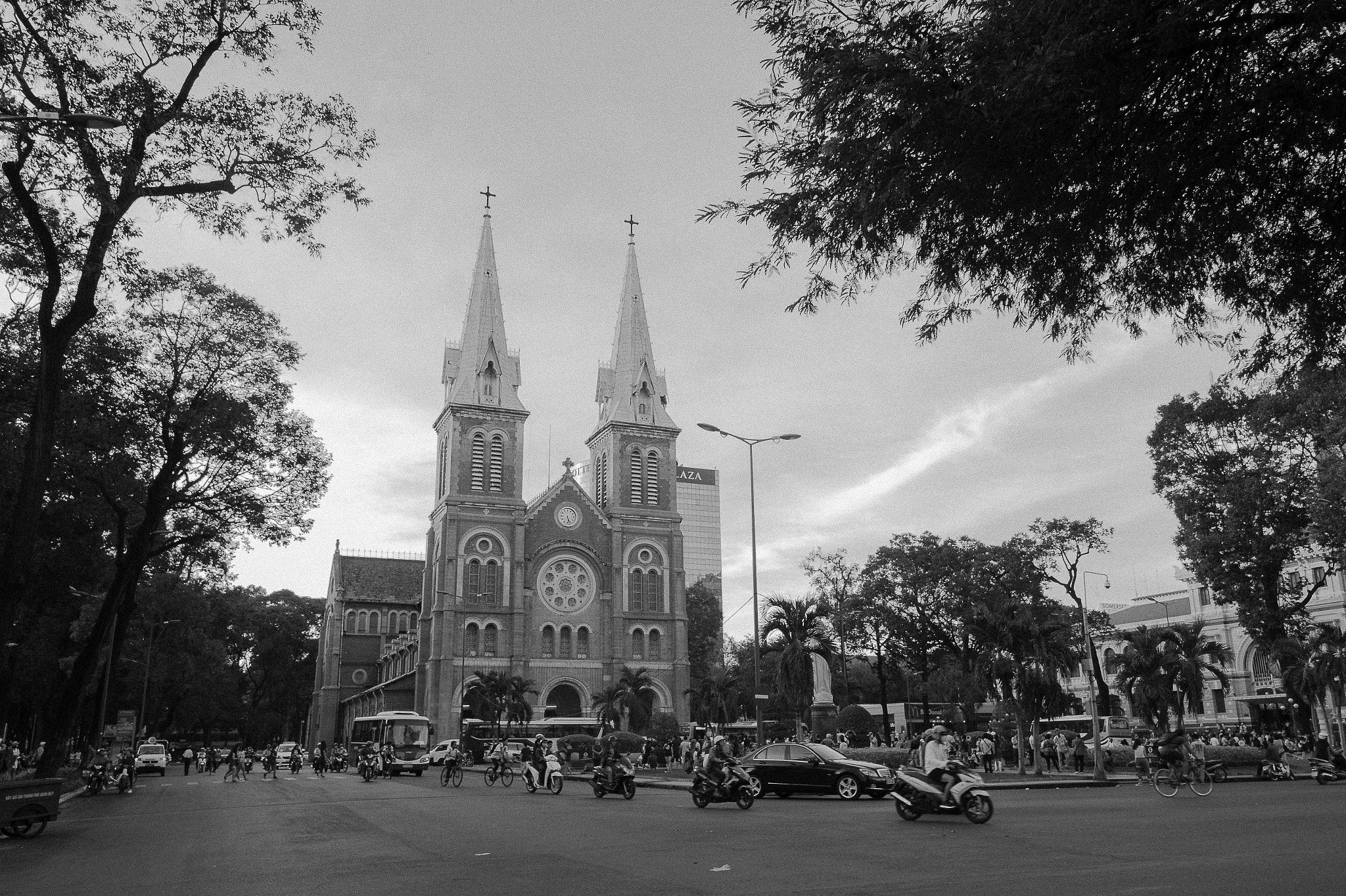 Canon EF-S 17-55mm F2.8 IS USM sample photo. Ho chi minh street life photography