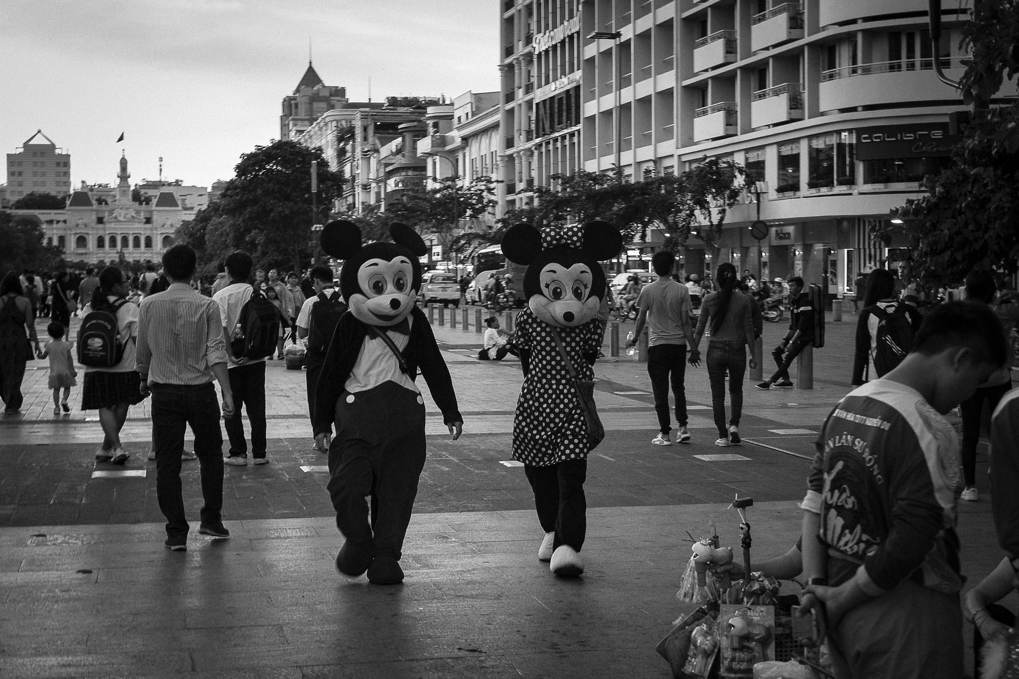 Canon EF-S 17-55mm F2.8 IS USM sample photo. Ho chi minh street life photography