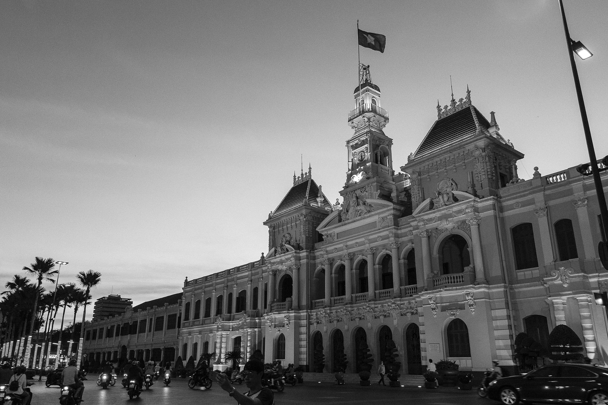 Canon EF-S 17-55mm F2.8 IS USM sample photo. Ho chi minh street life photography
