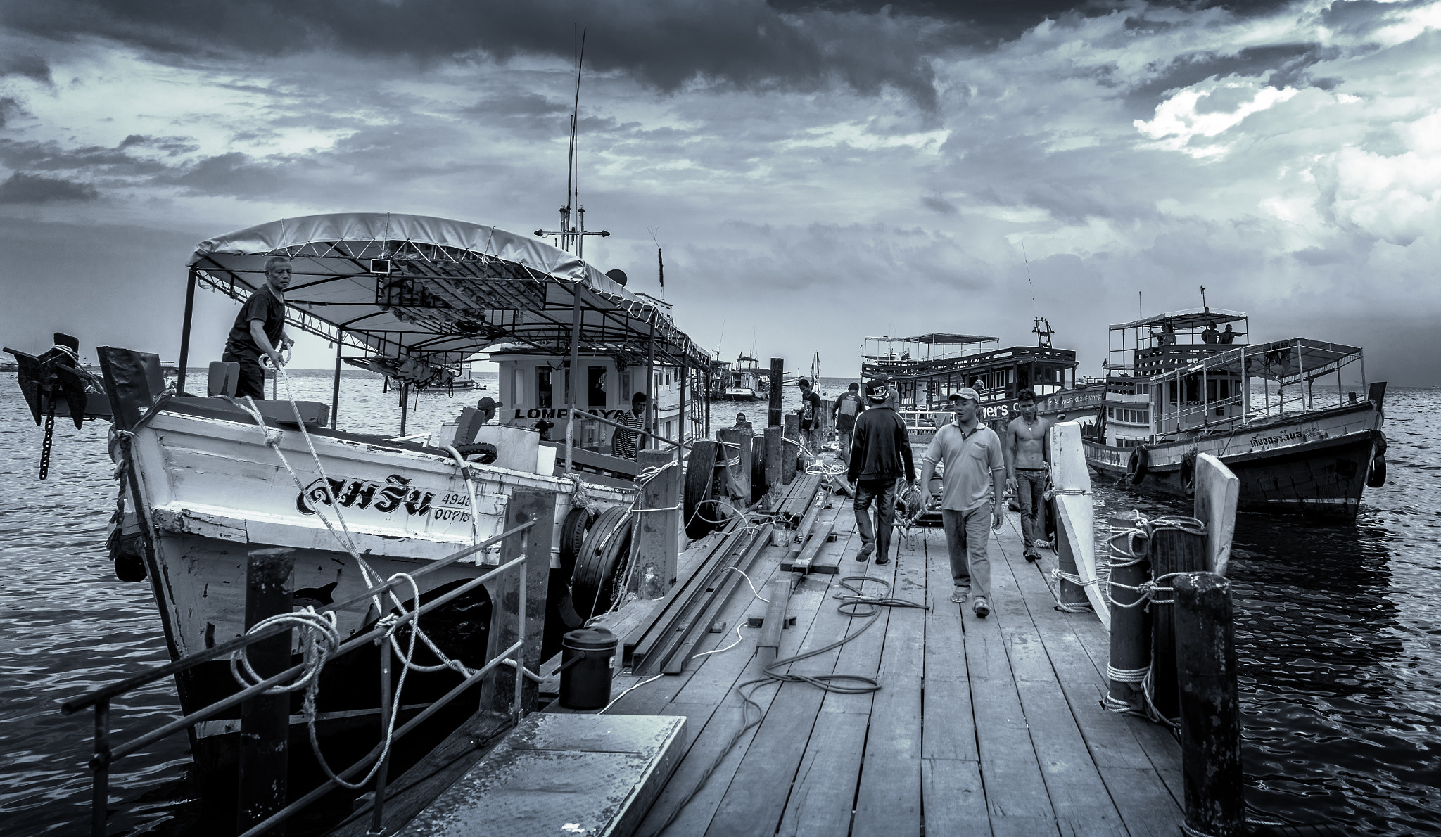 Sony a7 II + ZEISS Batis 25mm F2 sample photo. Thailand workers photography