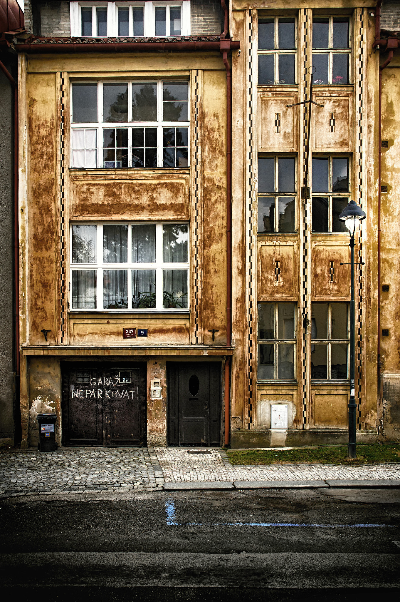 Sony DT 18-135mm F3.5-5.6 SAM sample photo. Prague streets photography