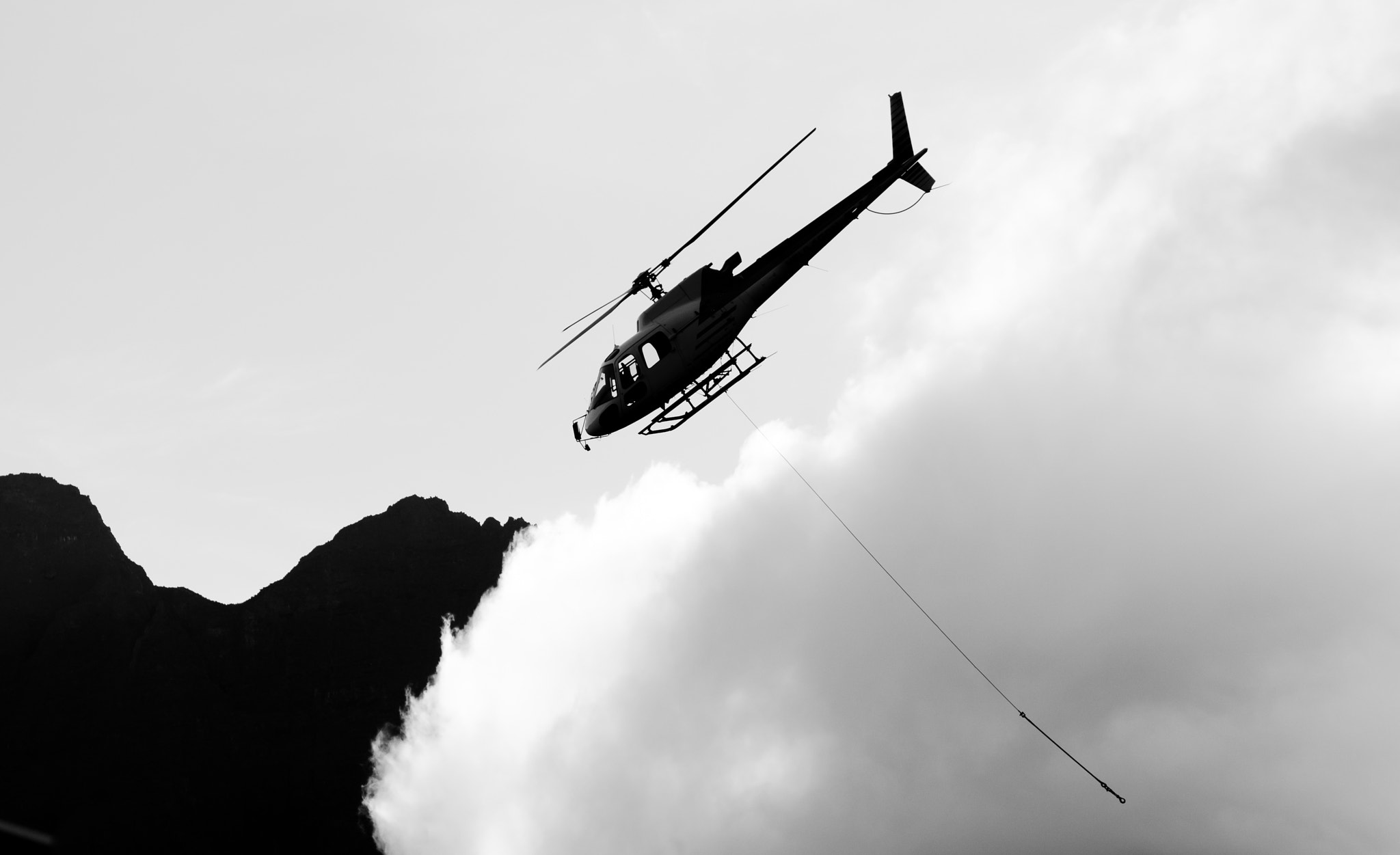 Nikon D7000 + Sigma 17-70mm F2.8-4 DC Macro OS HSM | C sample photo. Hélicoptère, cirque de mafate, la réunion photography