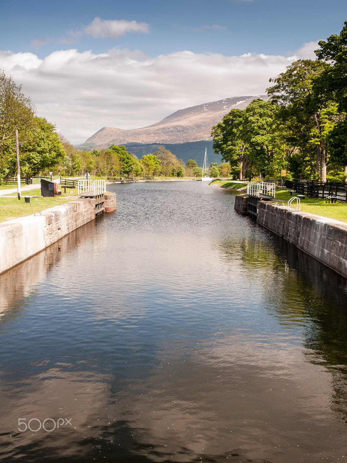 Nikon D90 + Nikon AF-S DX Nikkor 17-55mm F2.8G ED-IF sample photo. Caledonian canal at corpach photography