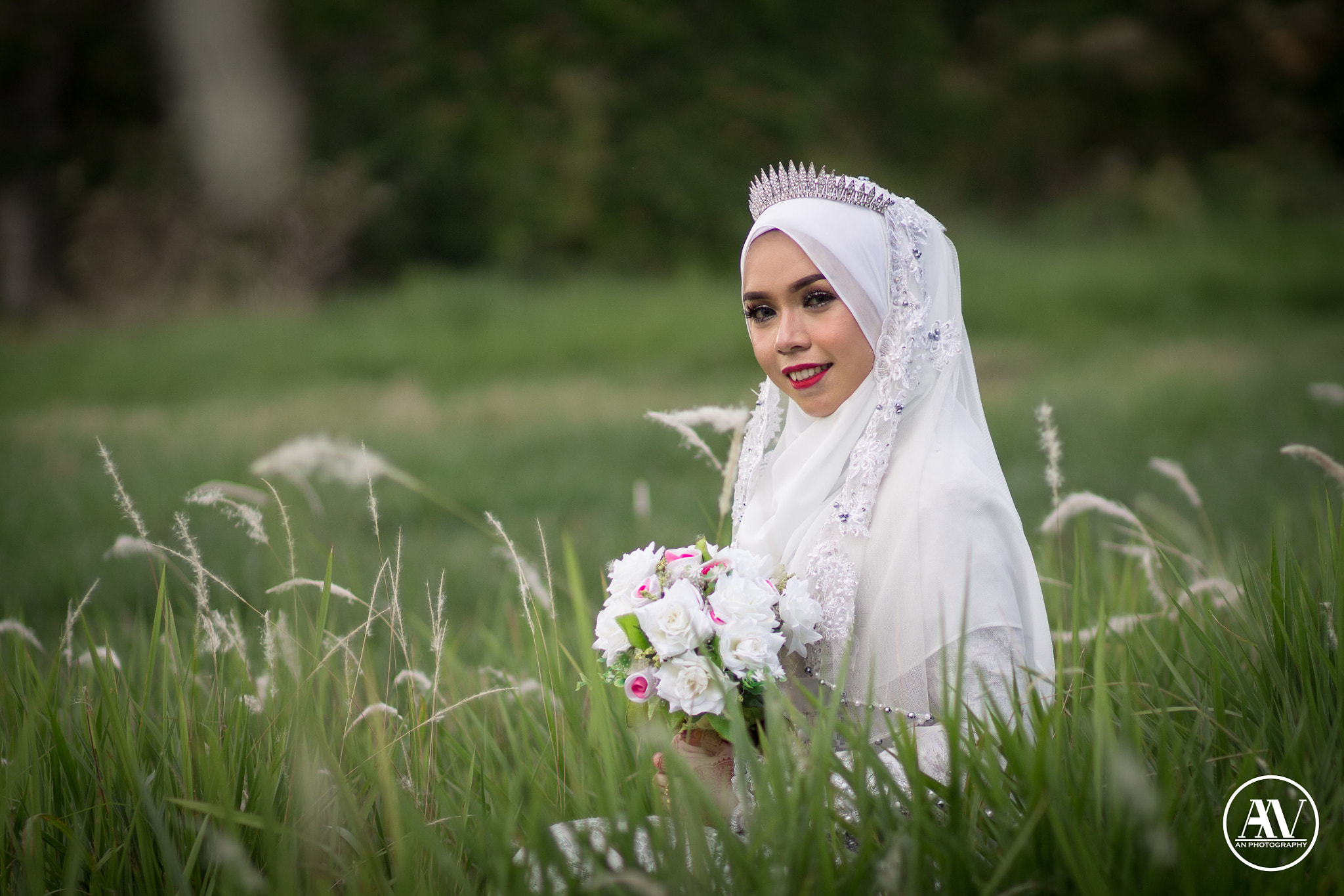 Canon EOS 1100D (EOS Rebel T3 / EOS Kiss X50) sample photo. A white bride in a grass photography