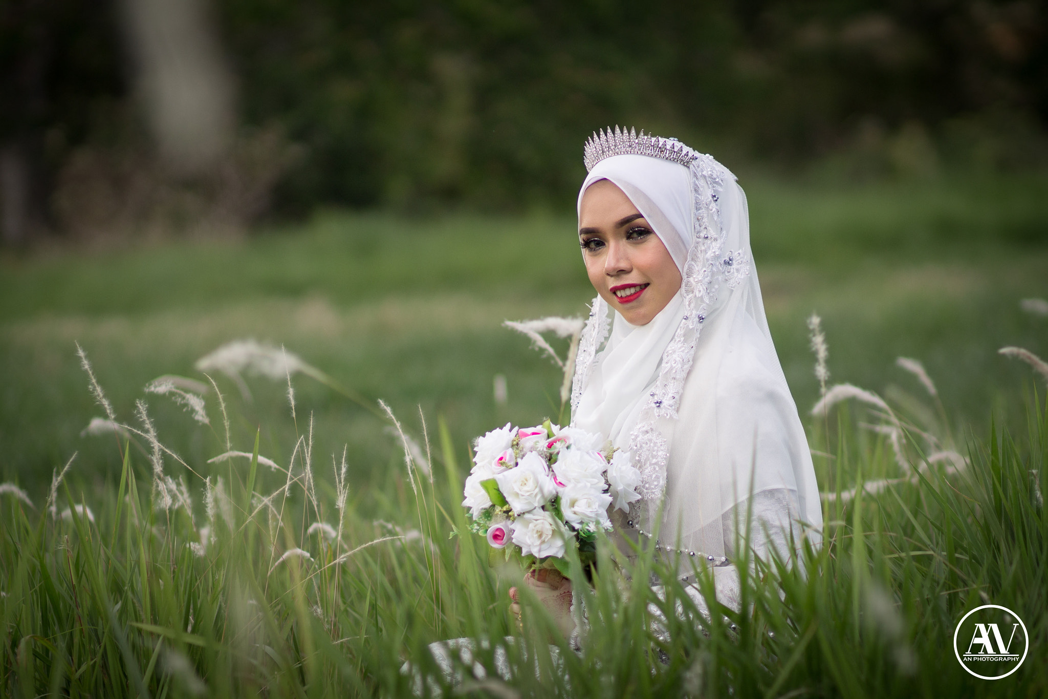 Canon EOS 1100D (EOS Rebel T3 / EOS Kiss X50) + Canon EF 85mm F1.8 USM sample photo. A white bride in a grass photography