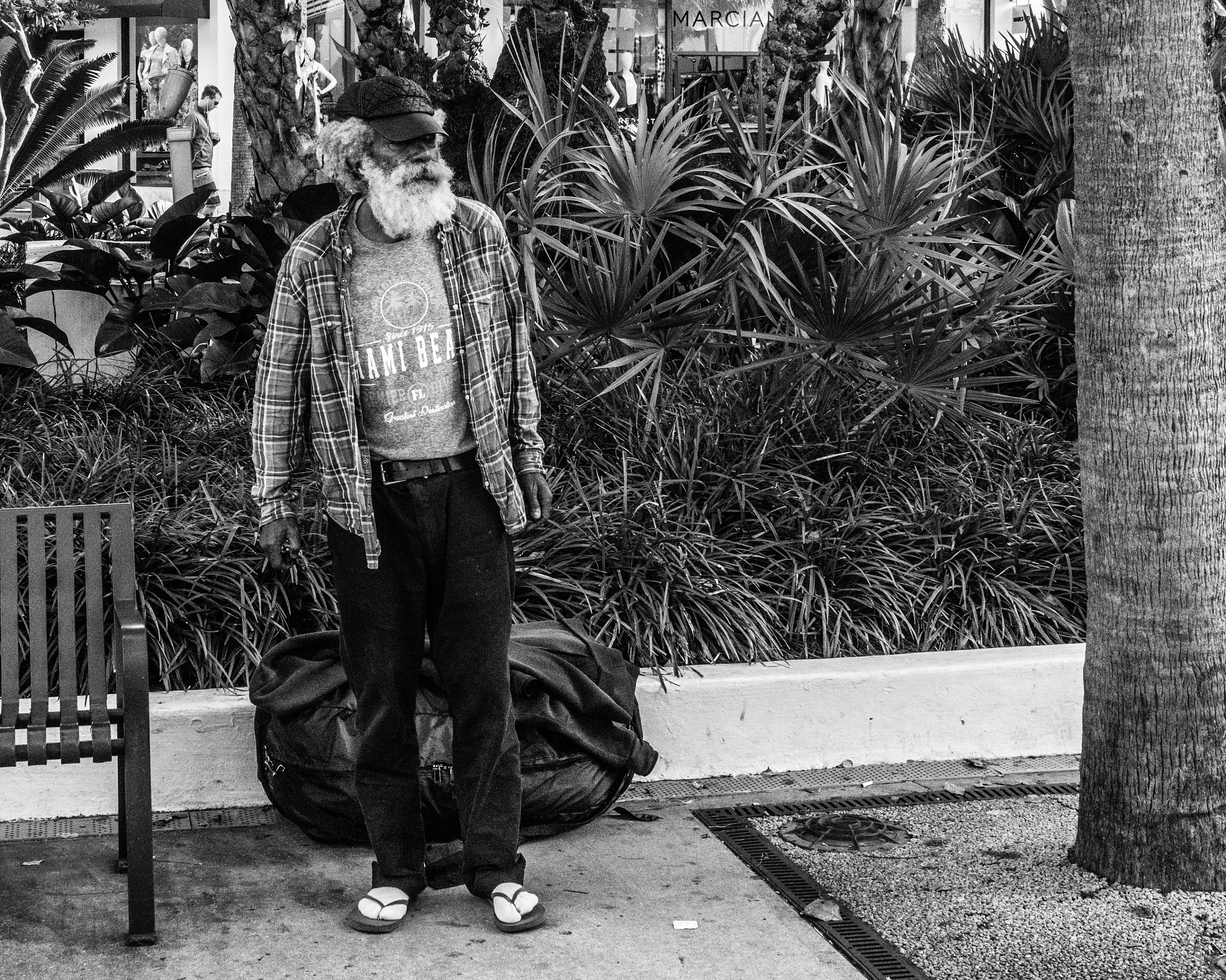 35mm F2.0 sample photo. People of miami - fashionable... photography
